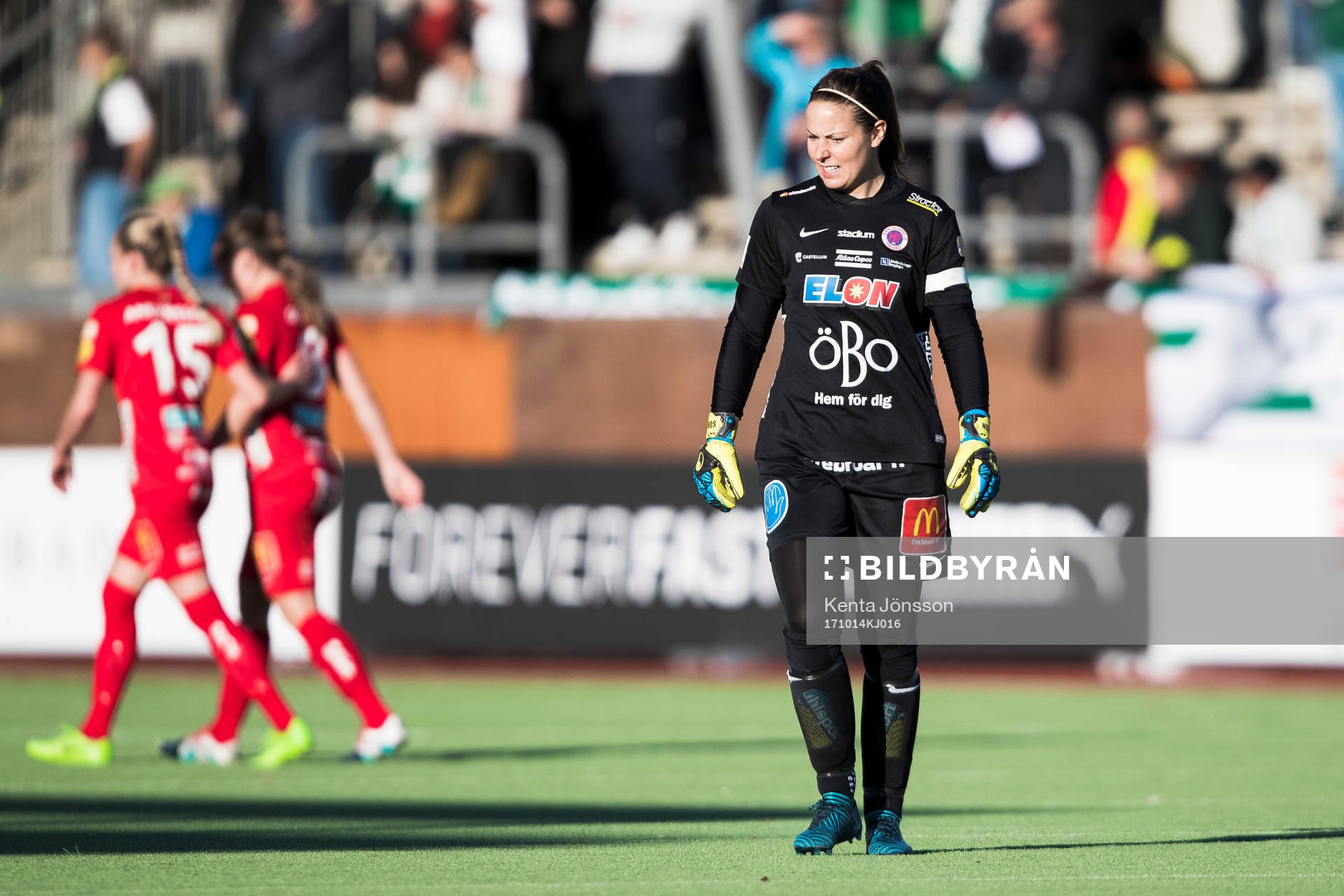 Örebros målvakt Carola Söberg deppar