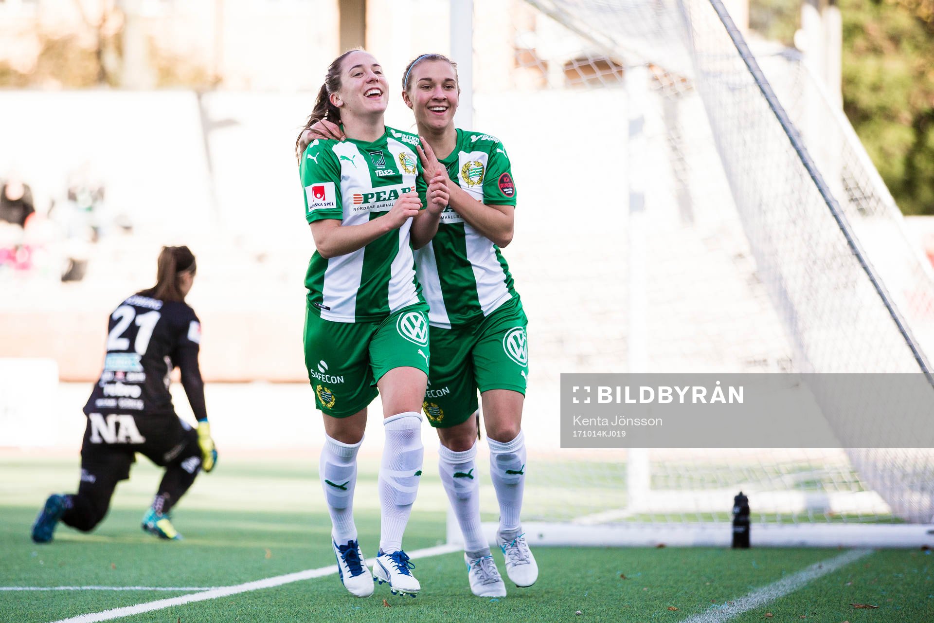 Hammarbys Alma Nygren och Julia Zigiotti Olme jublar efter 2-0 under fotbollsmatchen i Damallsvenskan mellan Hammarby och Örebro den 14 Oktober 2017 i Stockholm.