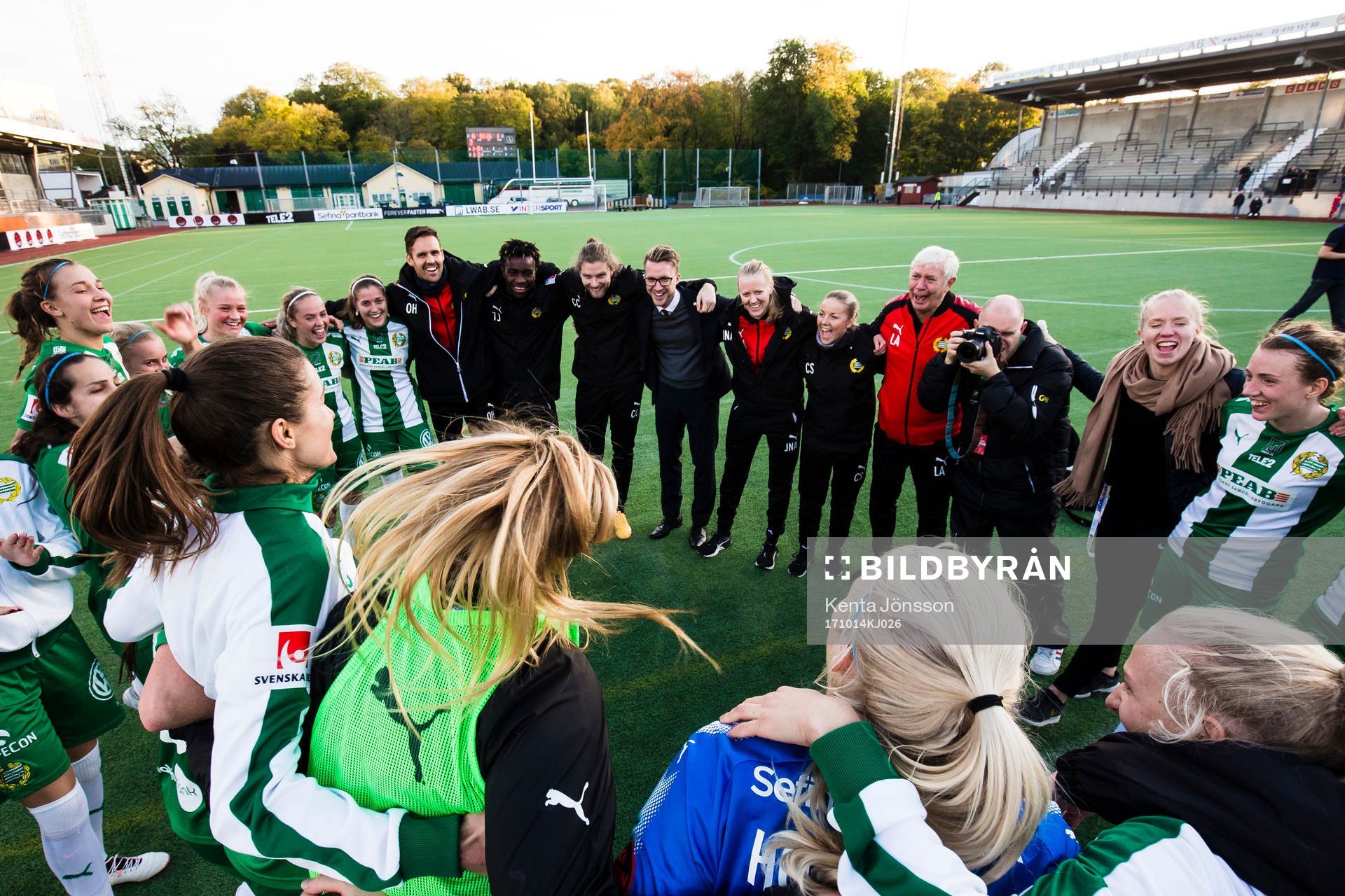 Hammarbys spelare och ledare jublar