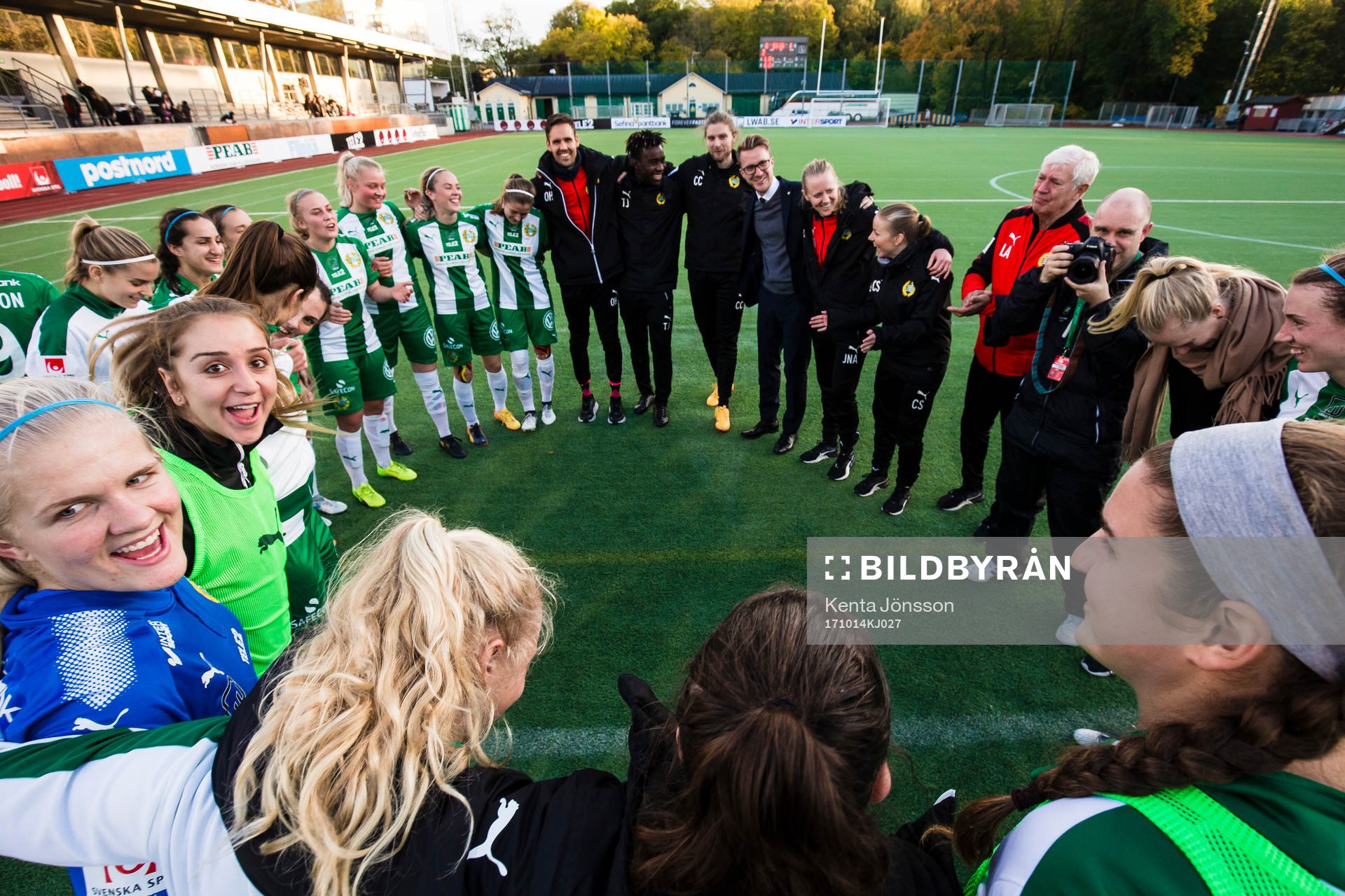 Hammarbys spelare och ledare jublar