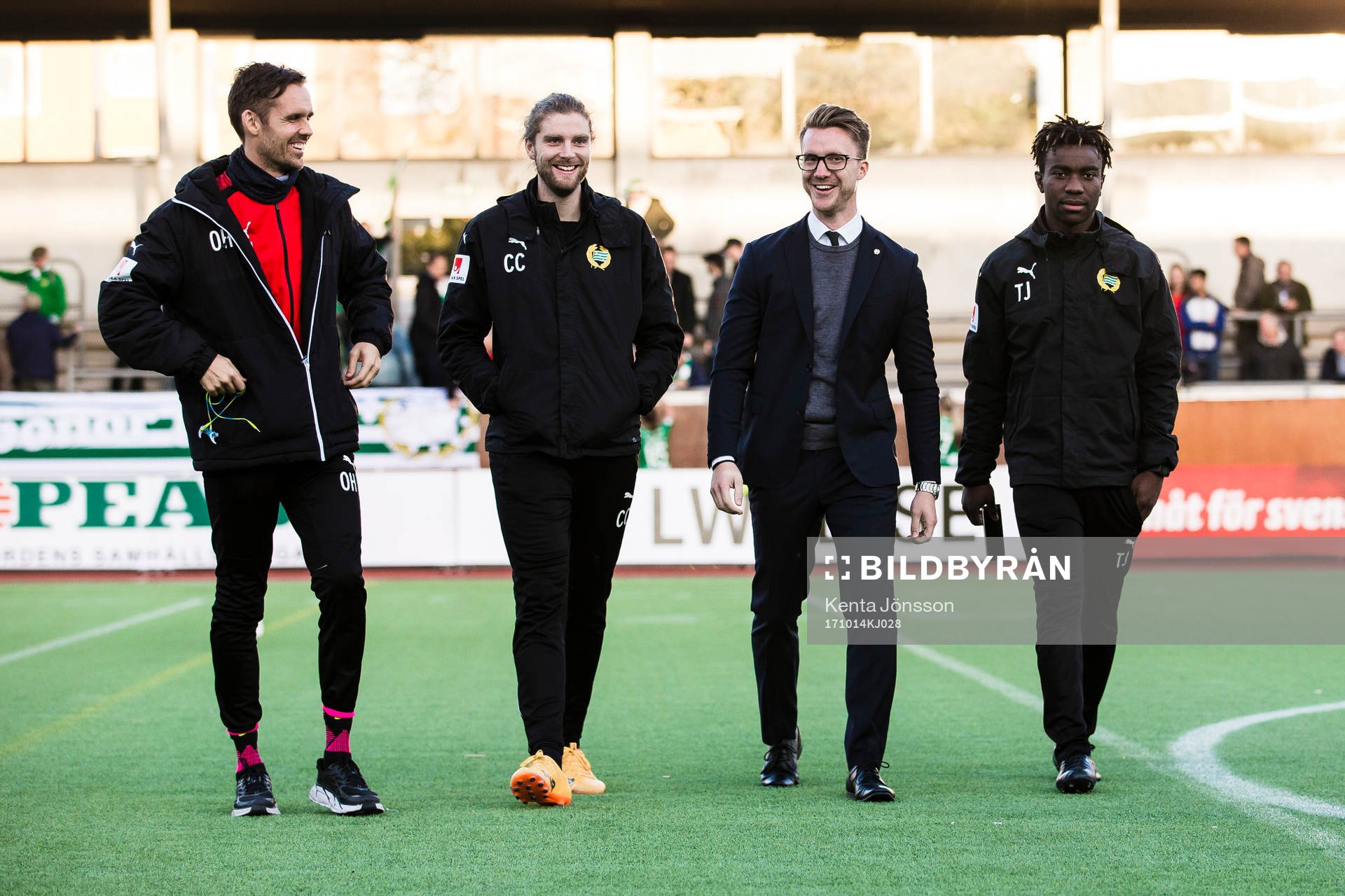 Hammarbys tränare Olof Unogård (tvåa fr höger) med