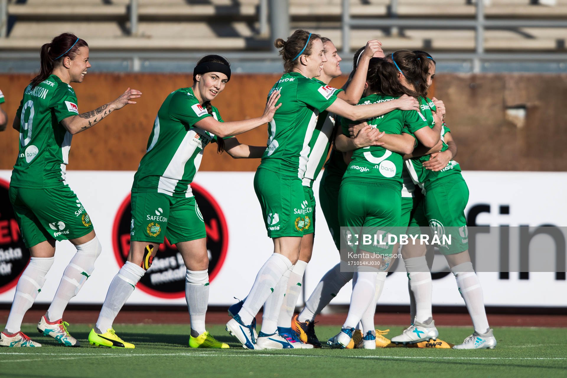 Hammarbys Julia Zigiotti Olme jublar med lagkamrater