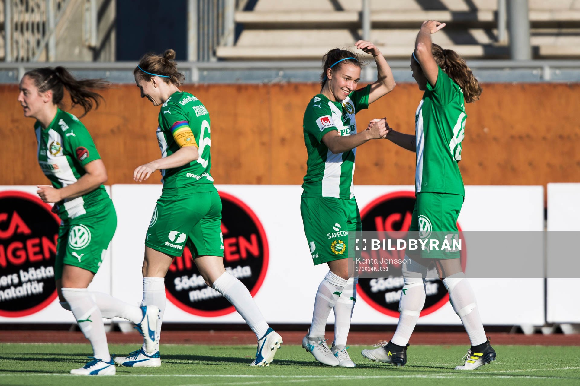 Hammarbys Julia Zigiotti Olme jublar med Filippa Angeldal