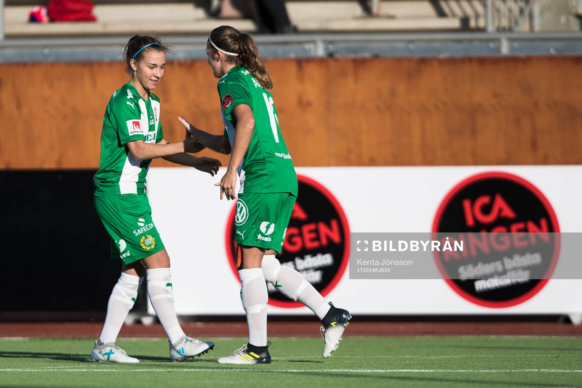 Hammarbys Julia Zigiotti Olme jublar med Filippa Angeldal