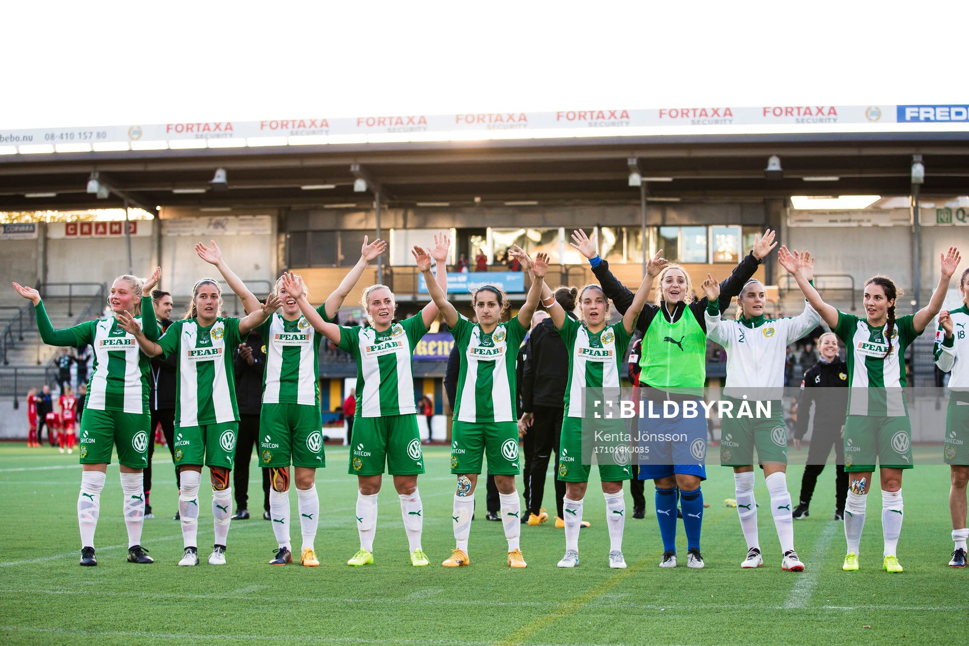 Hammarbys spelare jublar efter fotbollsmatchen i Damallsvenskan mellan Hammarby och Örebro den 14 Oktober 2017 i Stockholm. 