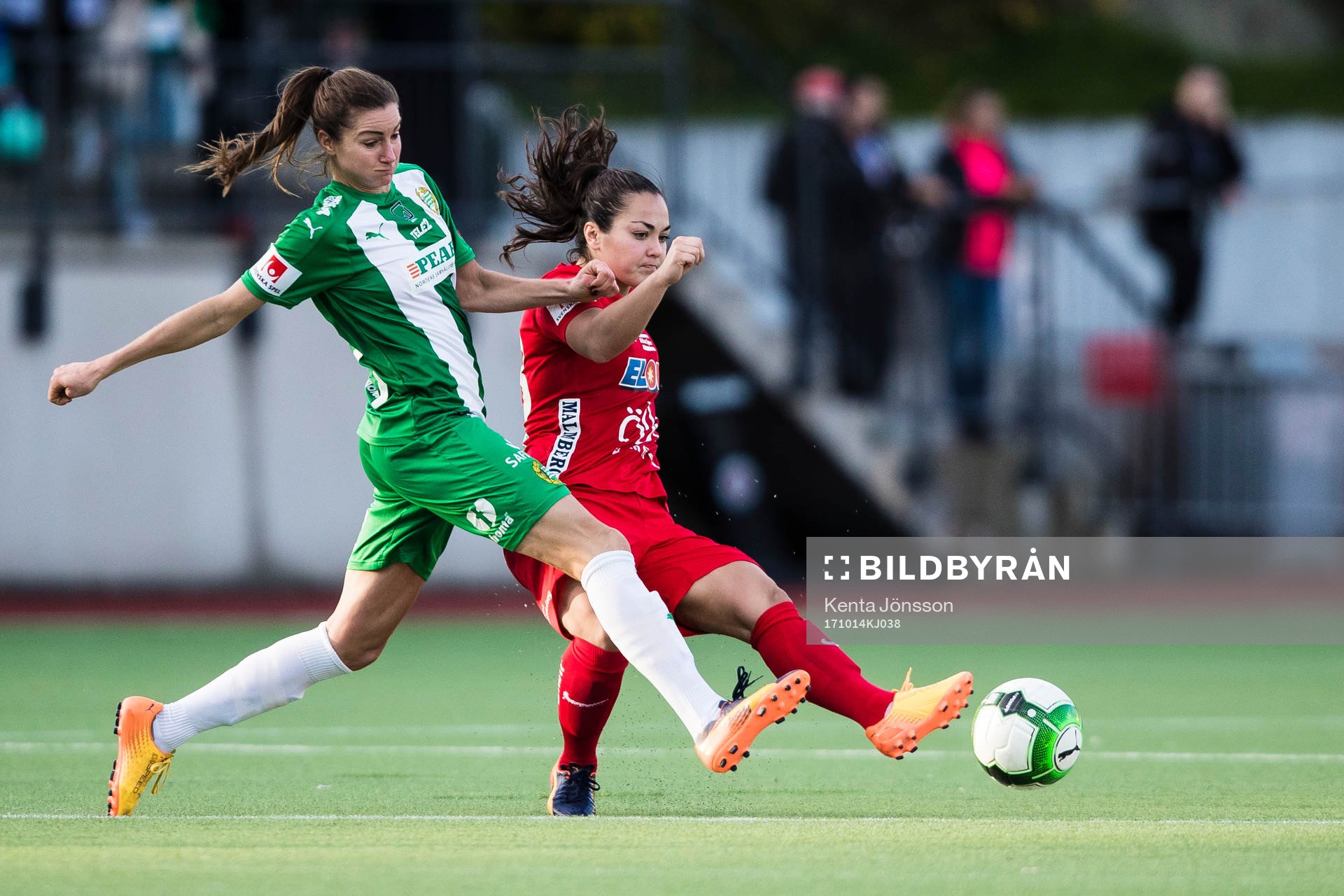 Örebros Michelle De Jong och Hammarbys Madeleine Tegström