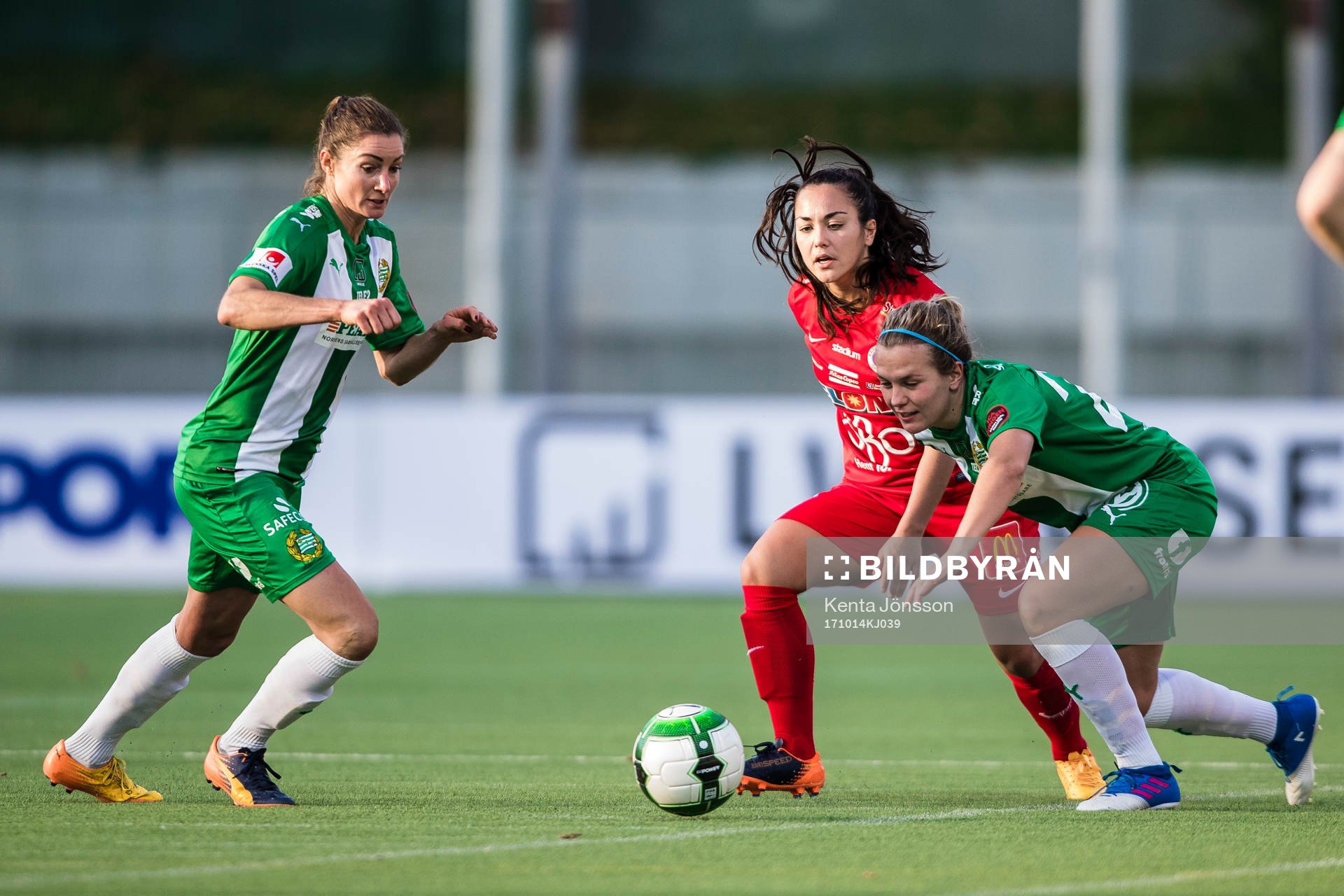 Örebros Michelle De Jong i kamp om bollen med Hammarbys Madeleine Tegström och Frida Sjöberg under fotbollsmatchen i Damallsvenskan mellan Hammarby och Örebro den 14 Oktober 2017 i Stockholm.