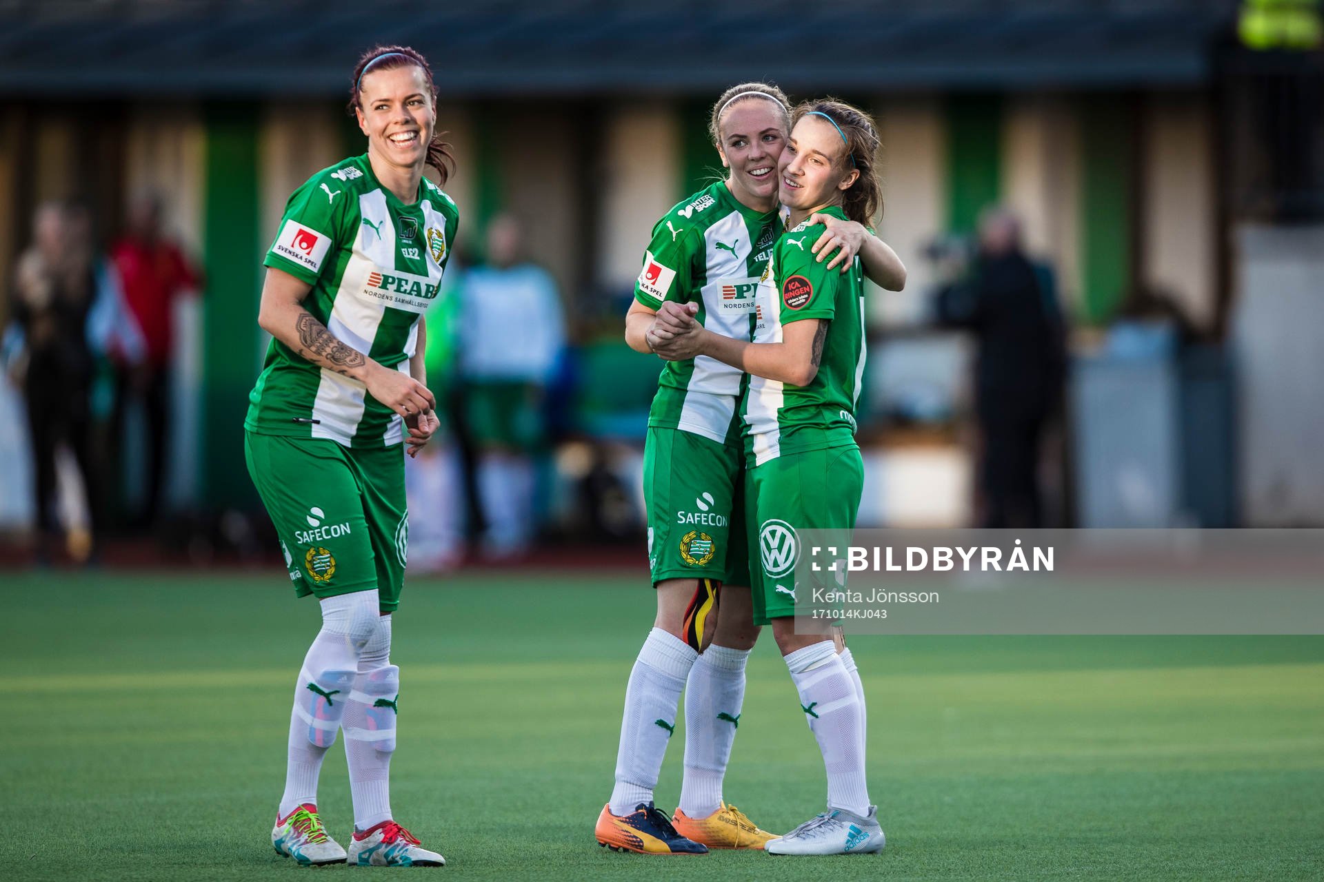 Hammarbys Julia Zigiotti Olme jublar med Cathrine