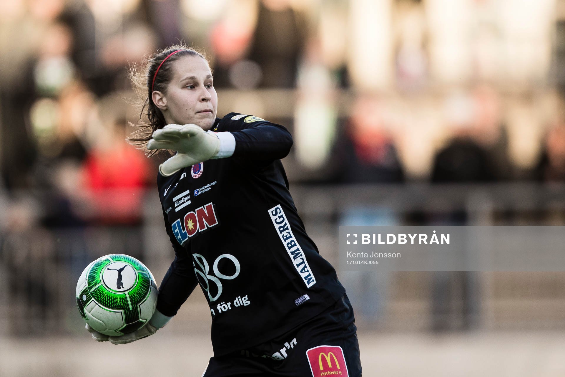 Örebros målvakt Nora Abolins under fotbollsmatchen i Damallsvenskan mellan Hammarby och Örebro den 14 Oktober 2017 i Stockholm. 