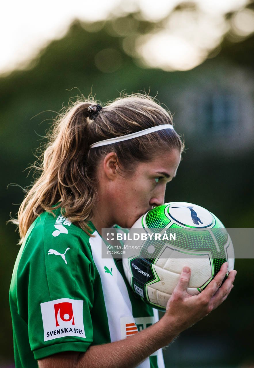 Hammarbys Filippa Angeldal kysser en boll