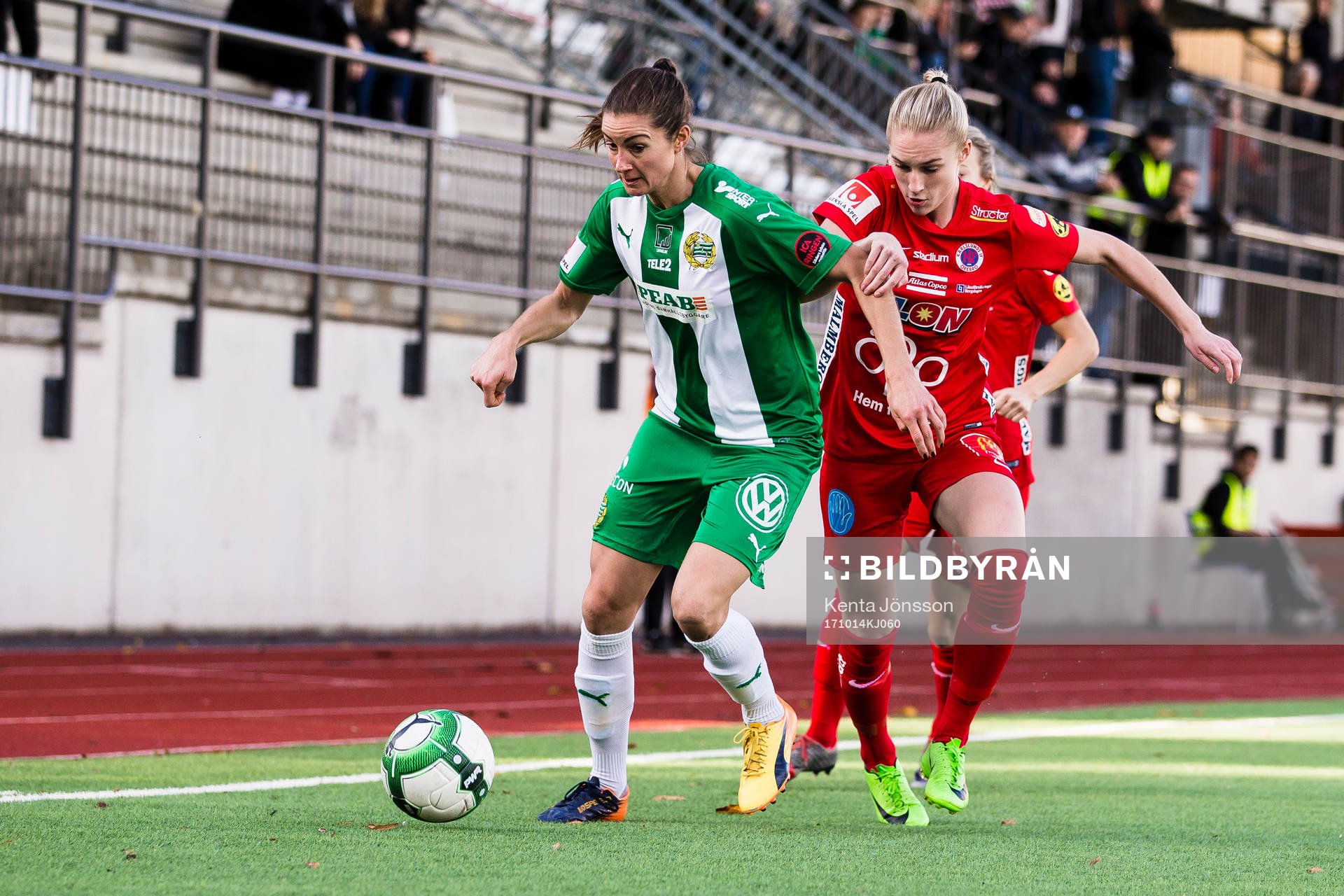 Hammarbys Madeleine Tegström och Örebros Hanna Elizabeth Terry under fotbollsmatchen i Damallsvenskan mellan Hammarby och Örebro den 14 Oktober 2017 i Stockholm.