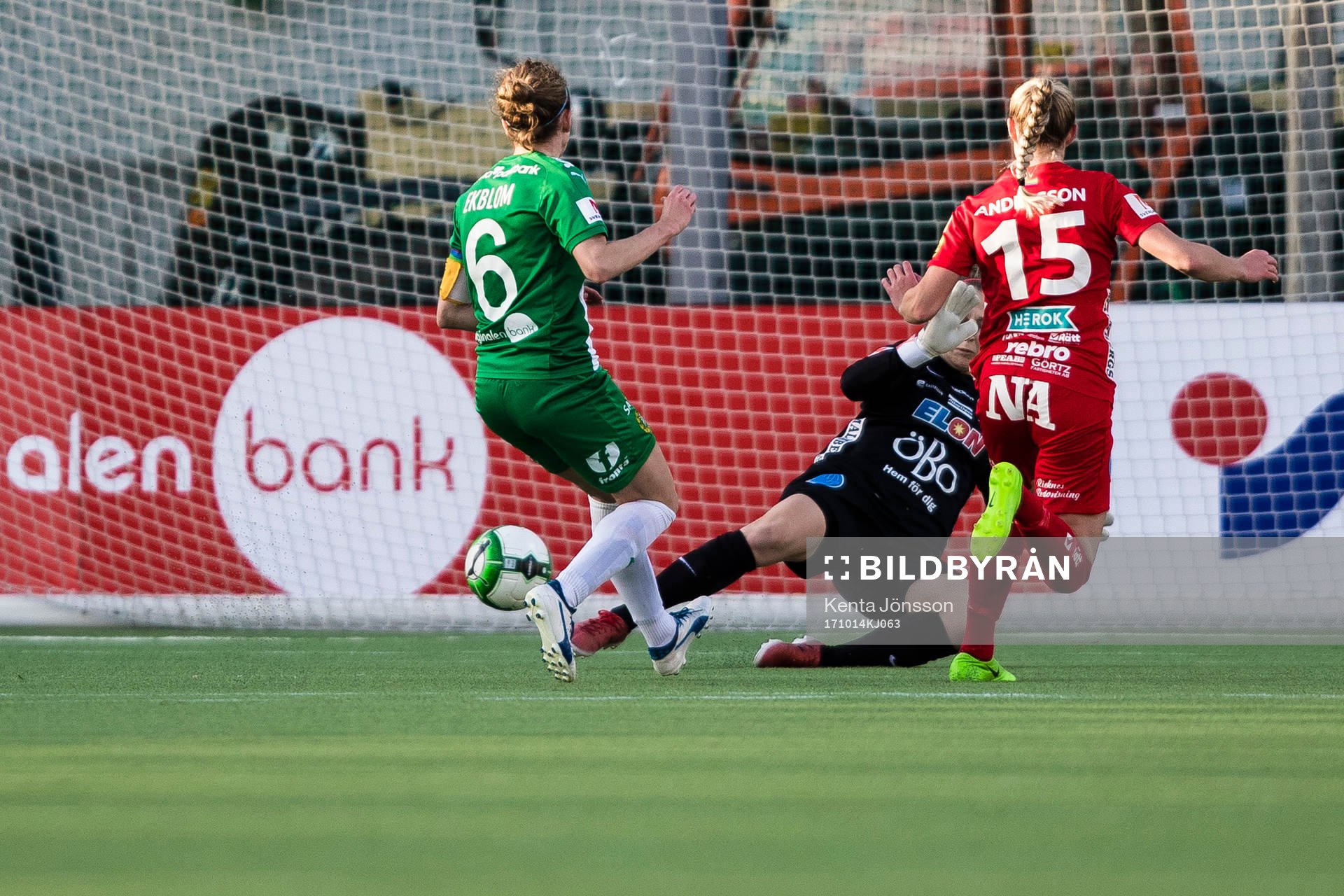 Hammarbys Olga Ekblom gör 6-1 bakom Örebros målvakt Nora Abolins under fotbollsmatchen i Damallsvenskan mellan Hammarby och Örebro den 14 Oktober 2017 i Stockholm.