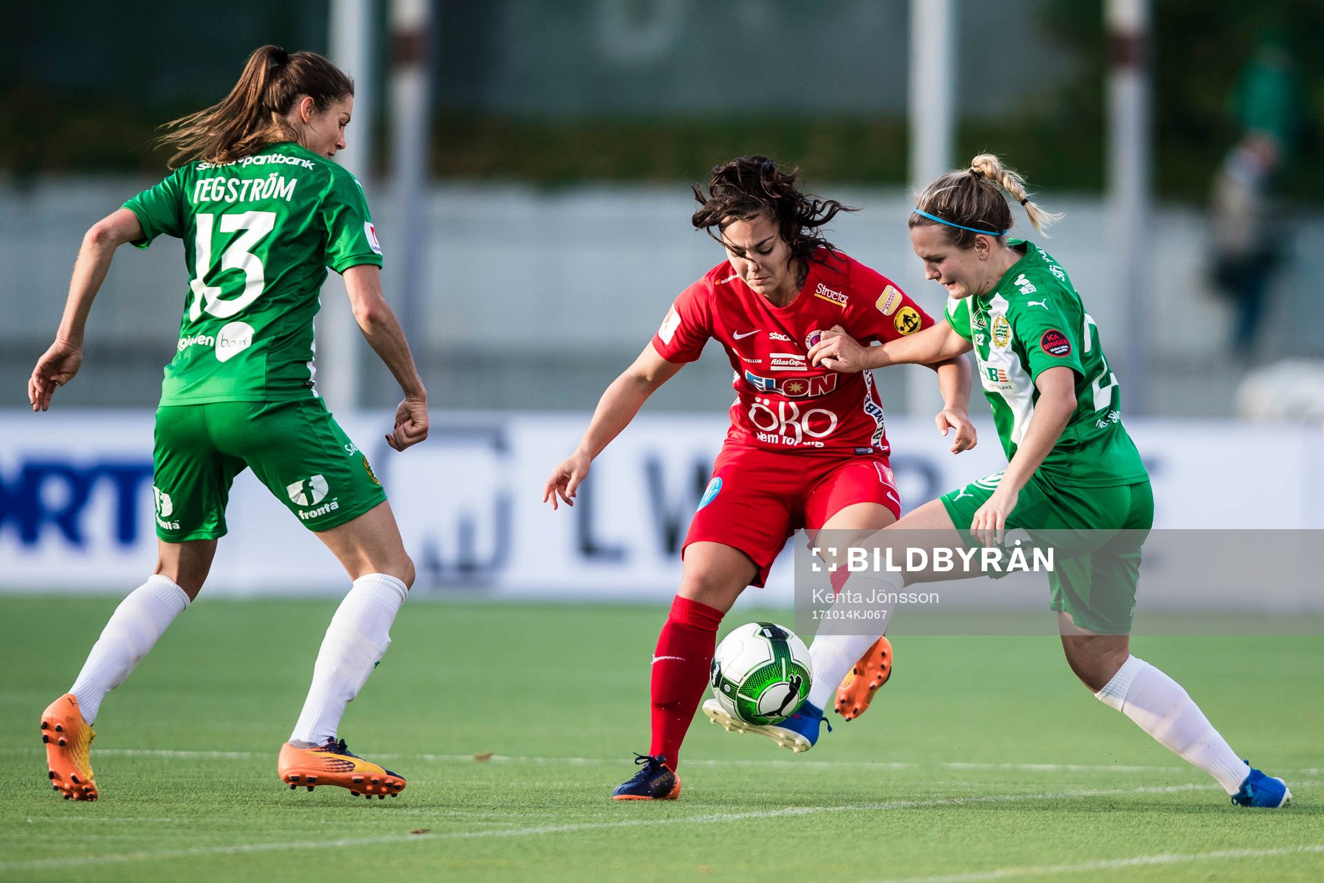 Örebros Michelle De Jong i kamp om bollen med Hammarbys Madeleine Tegström och Frida Sjöberg under fotbollsmatchen i Damallsvenskan mellan Hammarby och Örebro den 14 Oktober 2017 i Stockholm.