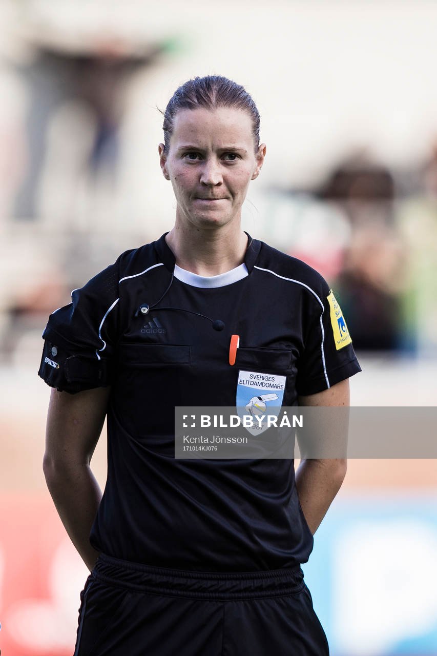 Domare Lovisa Johansson innan fotbollsmatchen i