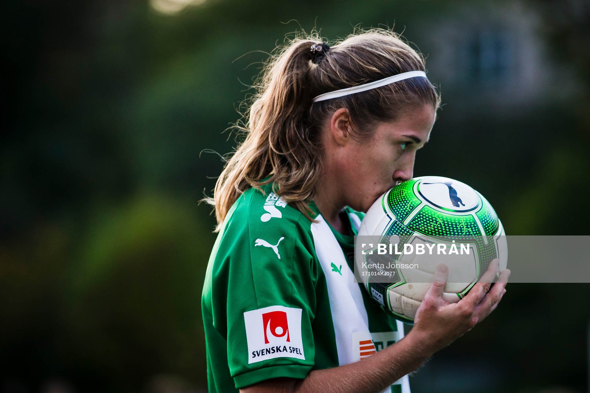 Hammarbys Filippa Angeldal kysser en boll