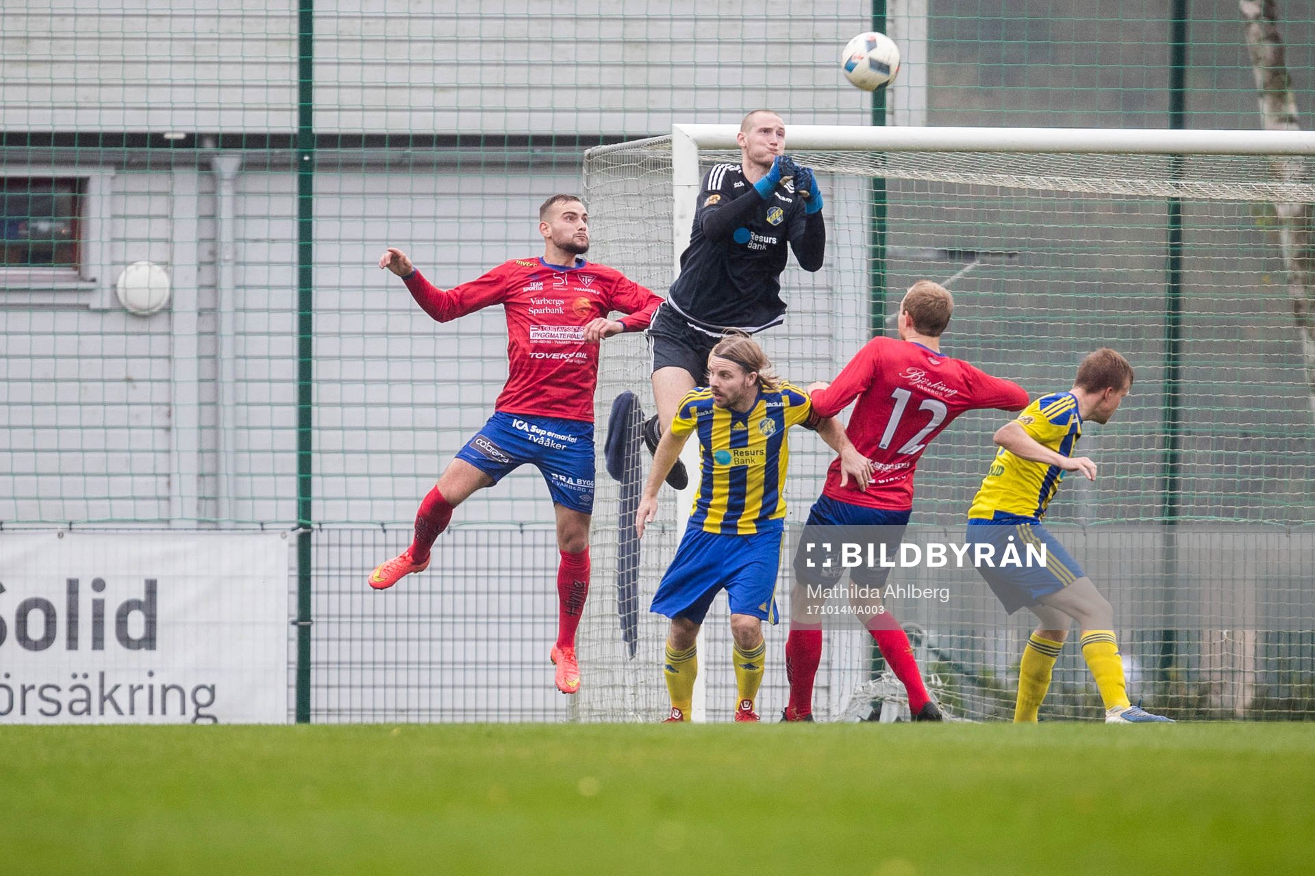 Eskilsminnes målvakt Anton Olsson räddar