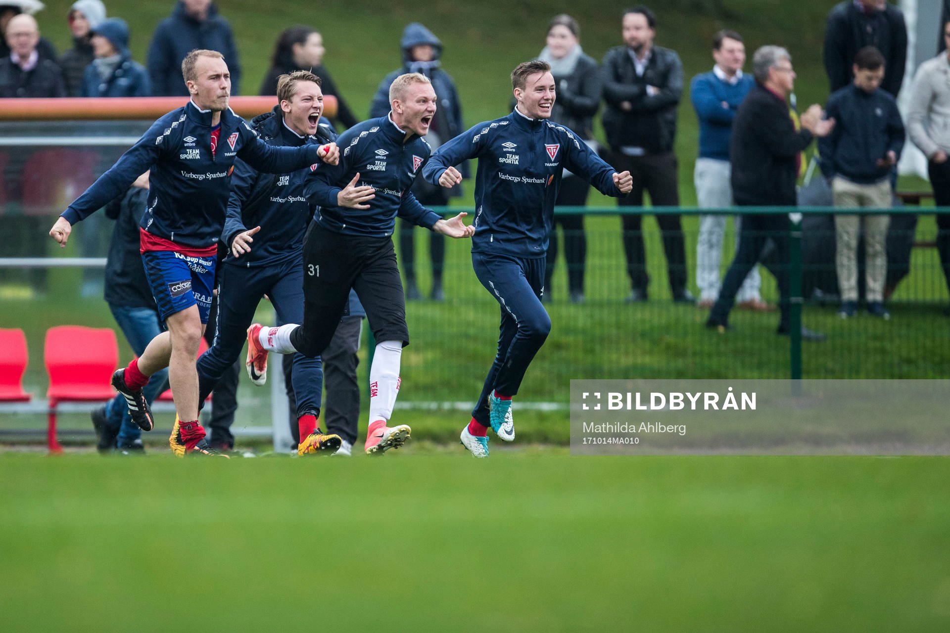 Tvååkers spelare jublar efter segern under fotbollsmatchen i Division 2 Västra mellan Eskilsminne och Tvååker den 14 oktober 2017 i Helsingborg.