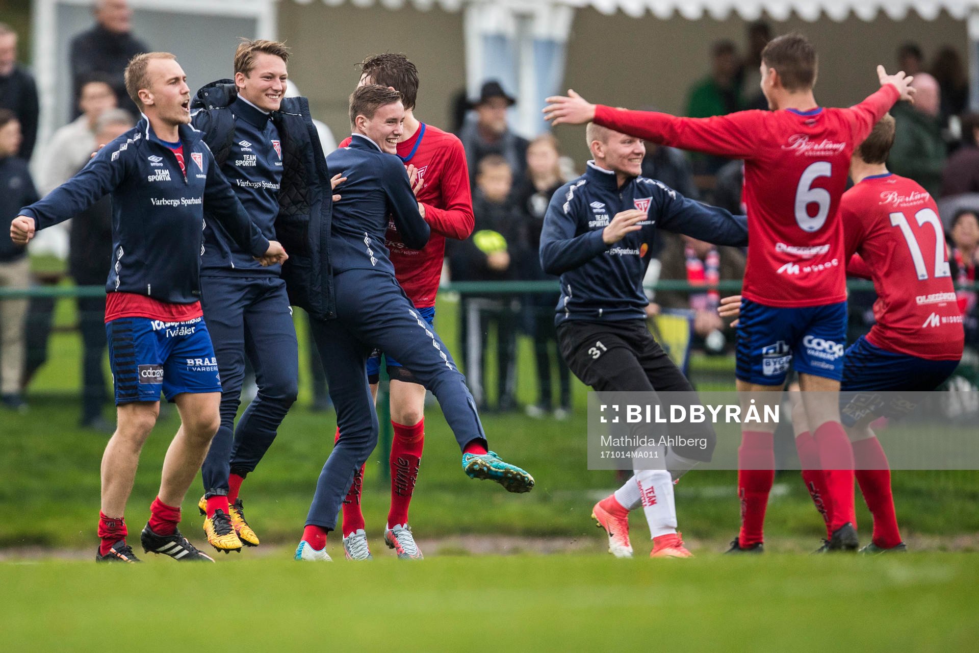 Tvååkers spelare jublar