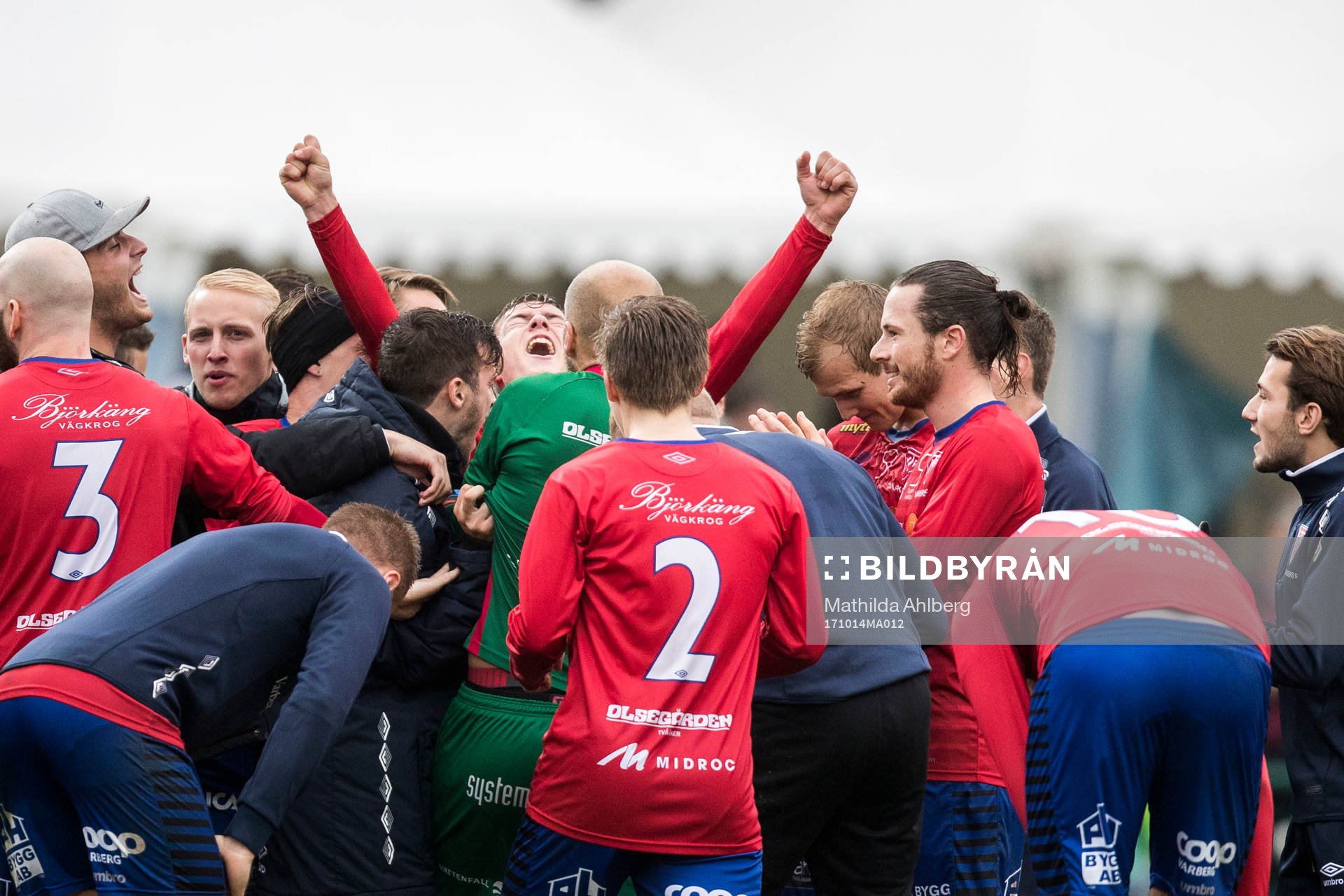 Tvååkers spelare jublar