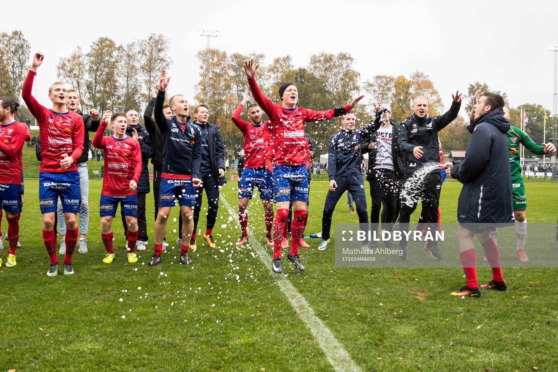 Tvååkers spelare jublar