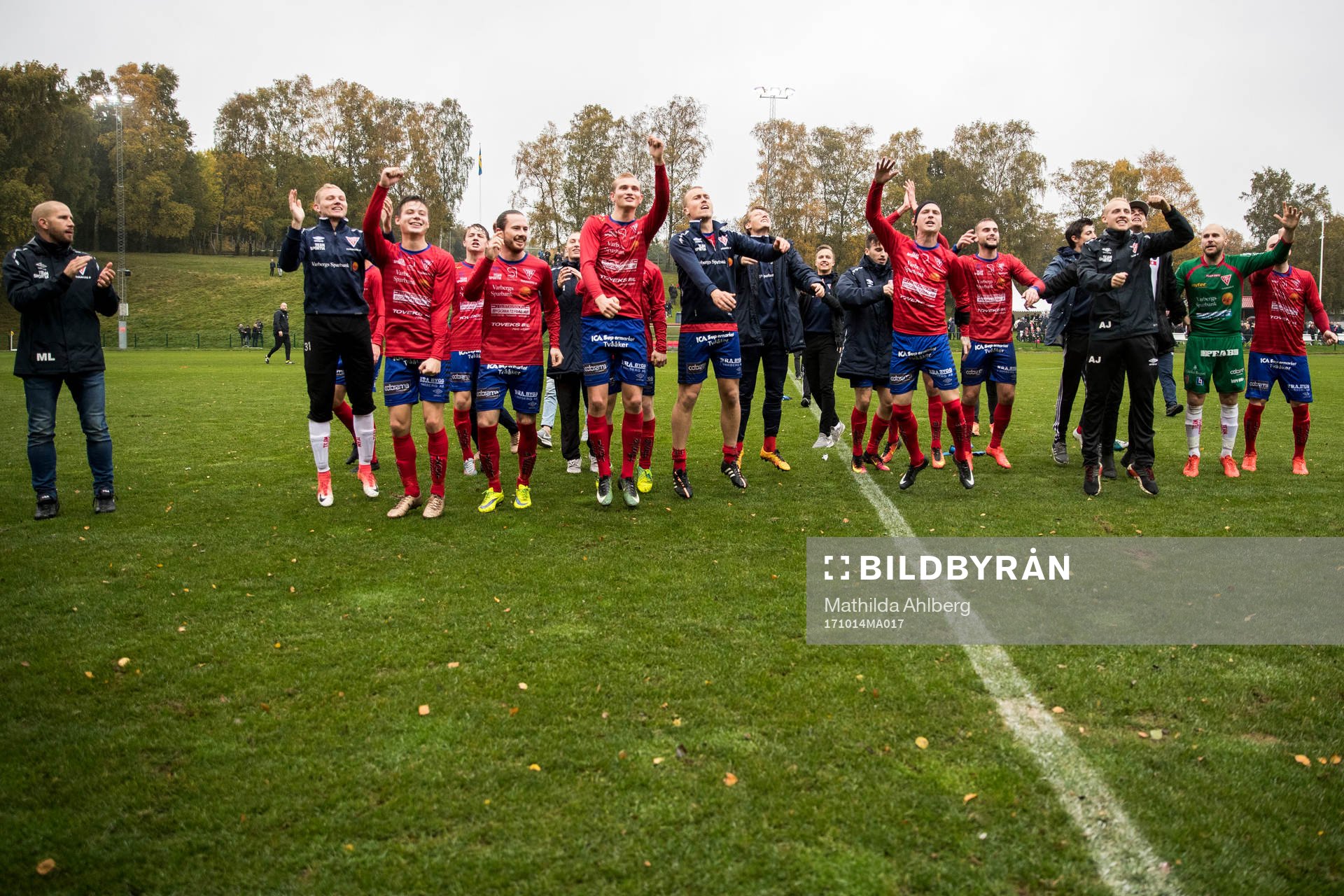 Tvååkers spelare jublar