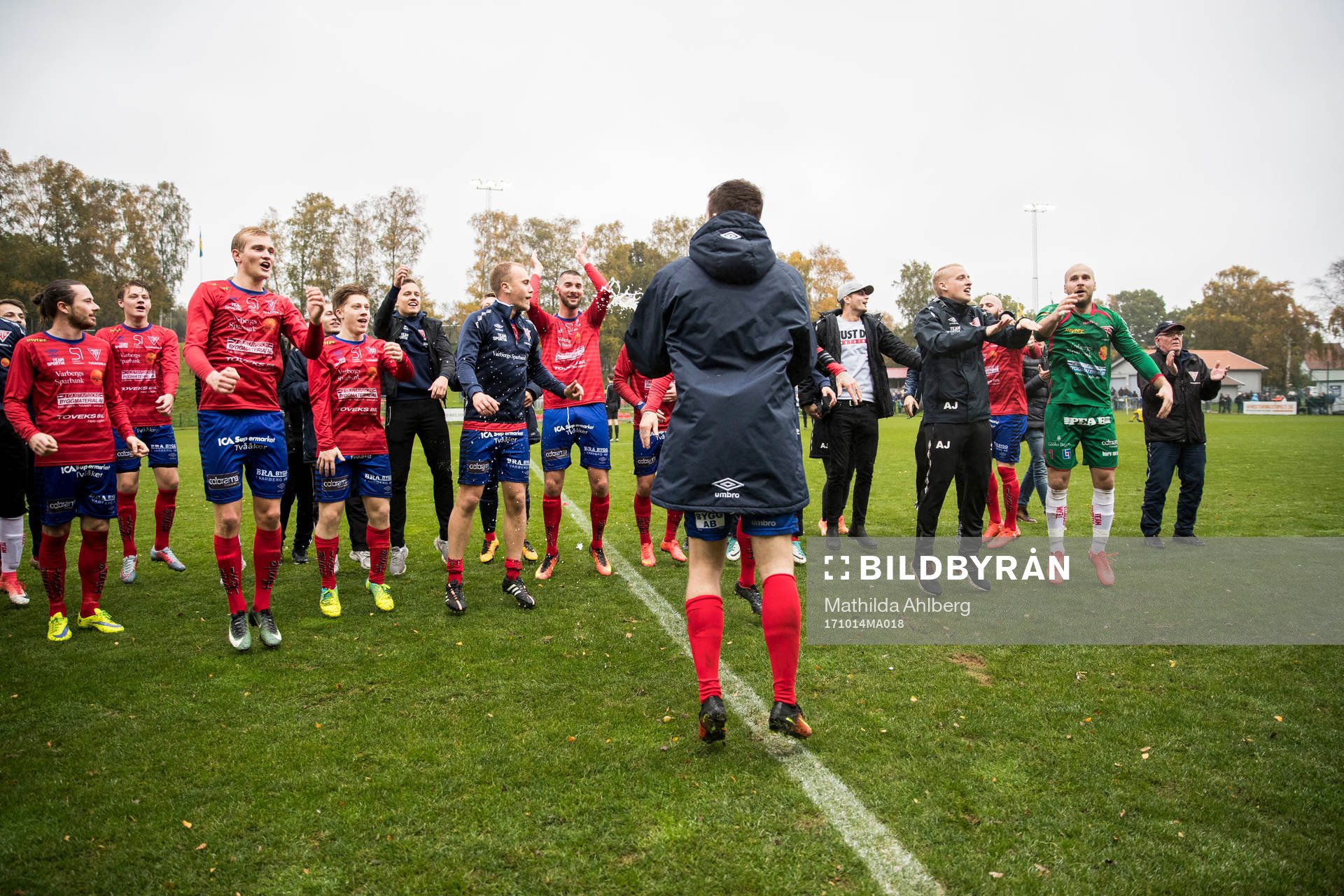 Tvååkers spelare jublar