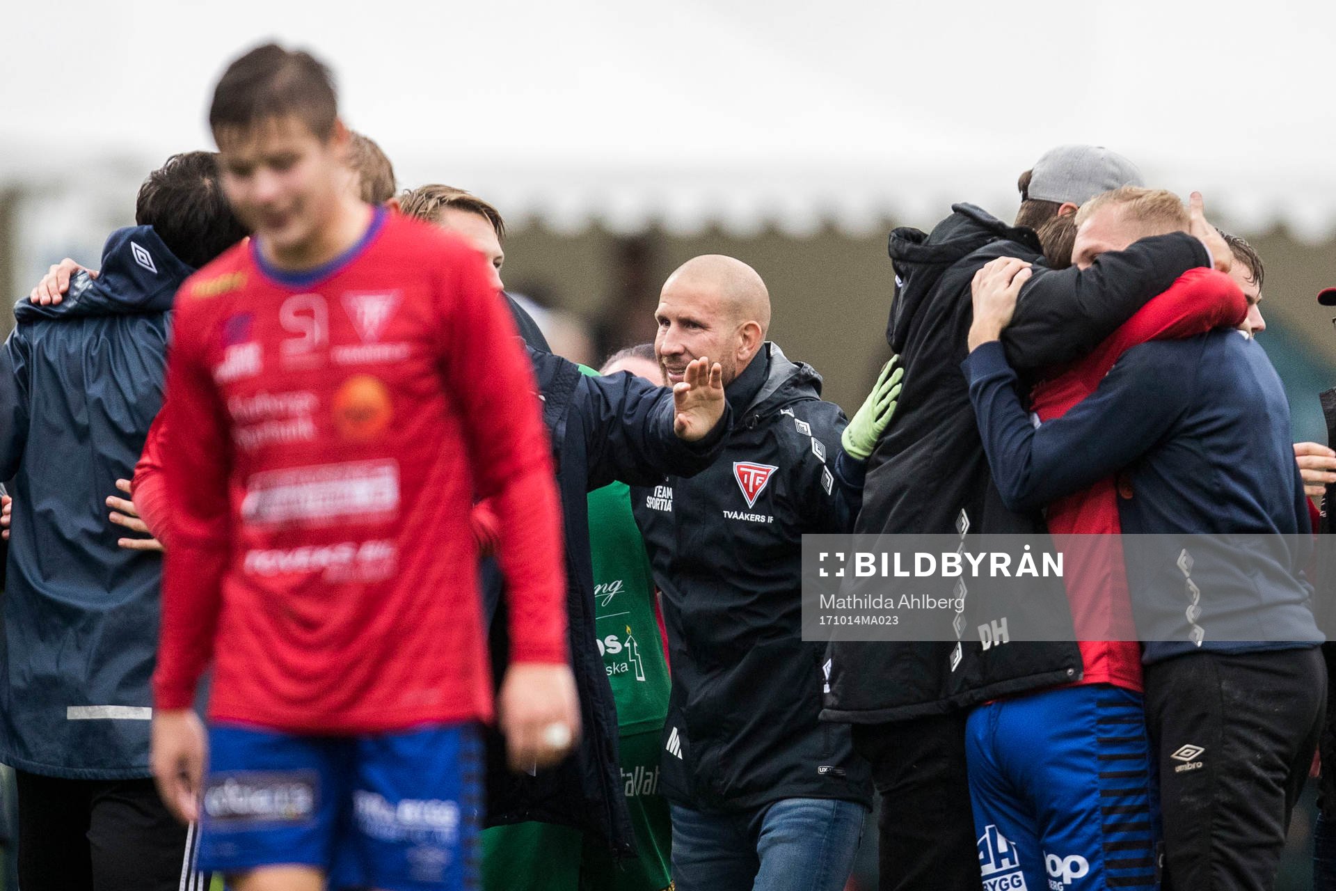 Tvååkers tränare Mattias Lindström jublar
