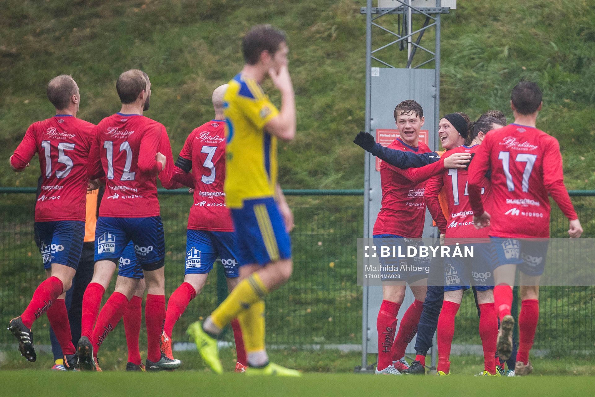 Tvååkers spelare jublar