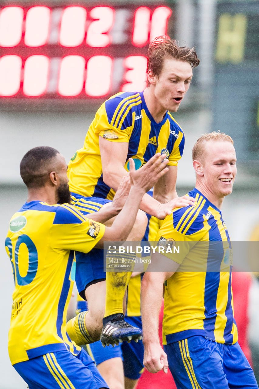 Eskilsminnes spelare jublar