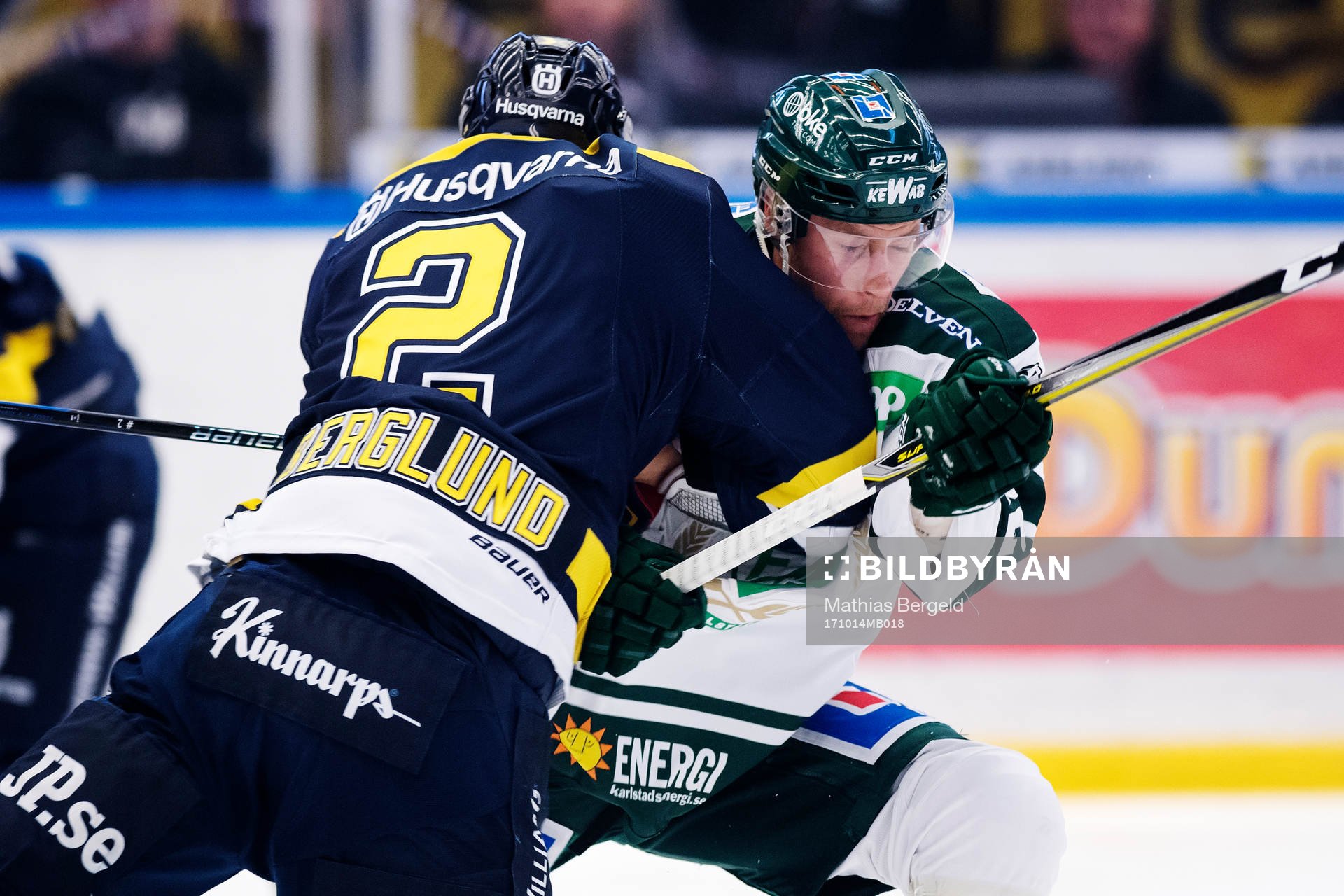 s Kristofer Berglund och Färjestads Per Åslund i närkamp