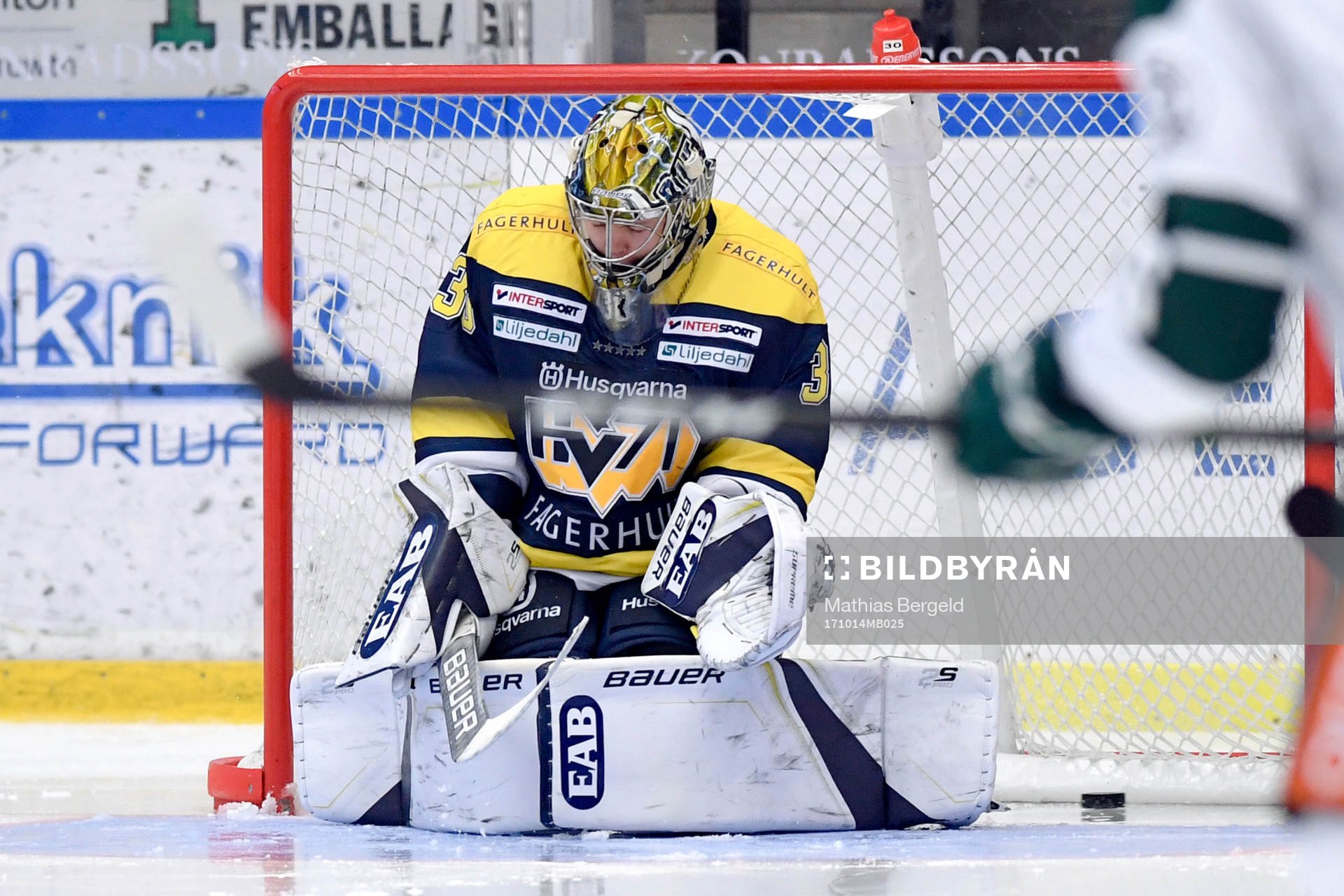 Färjestads Martin Johansson (ej i bild) gör 0-1 bakom