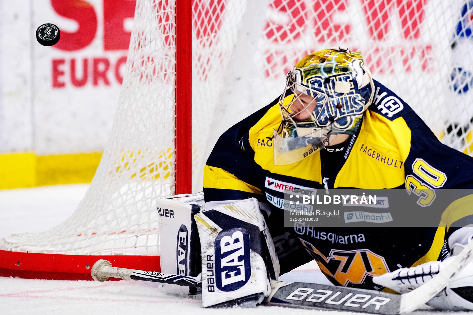 s målvakt Linus Söderström ser pucken gå utanför mål