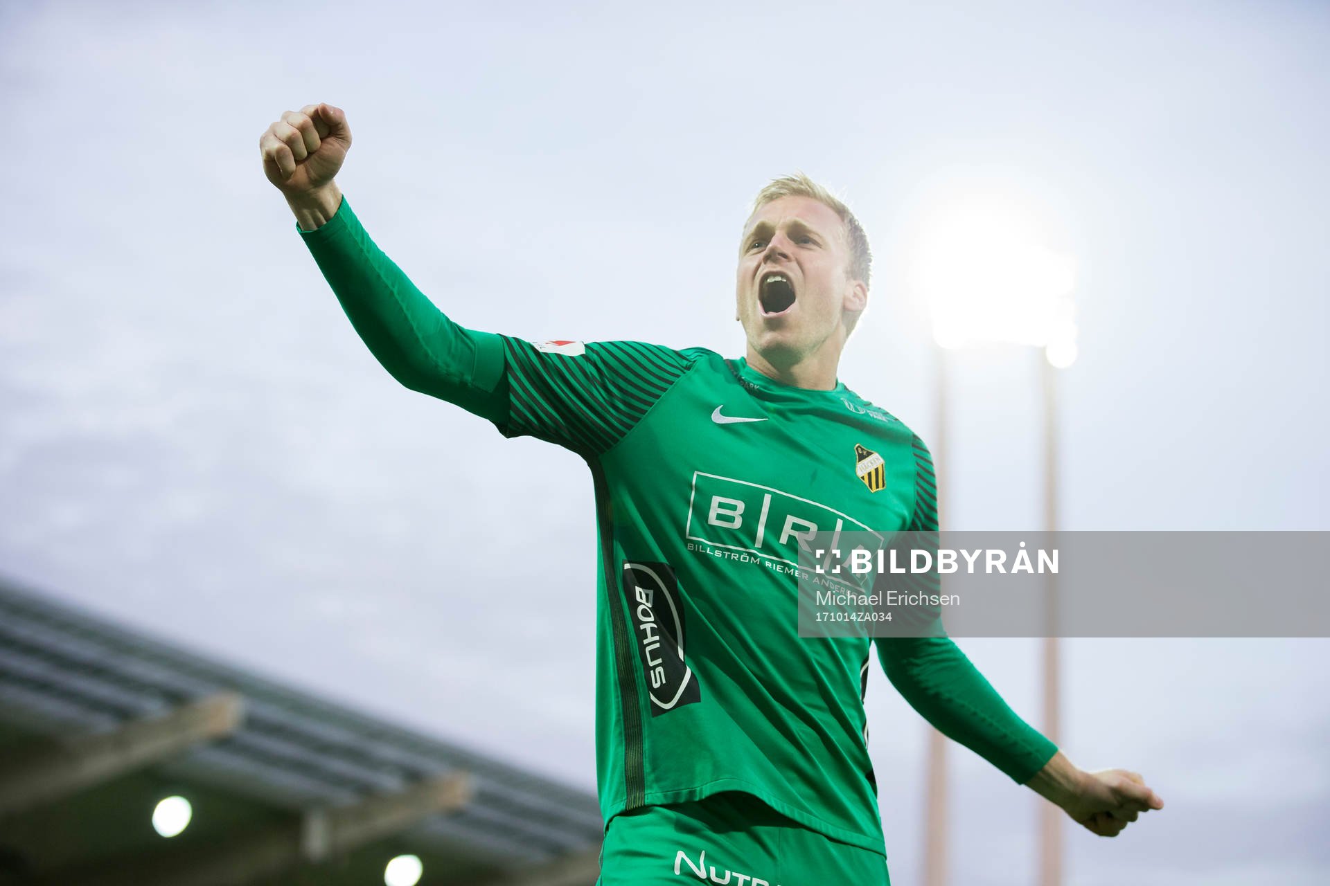 Häckens målvakt Peter Abrahamsson jublar