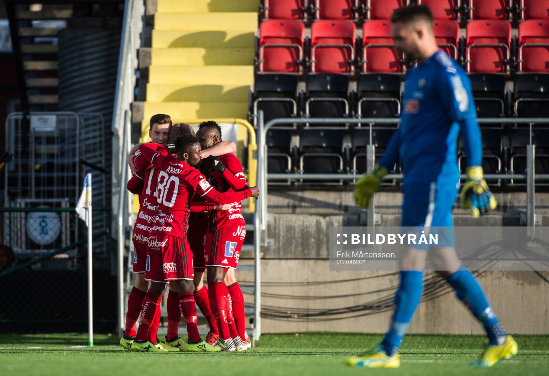 Östersund jublar och Örebros målvakt Oscar Jansson deppar