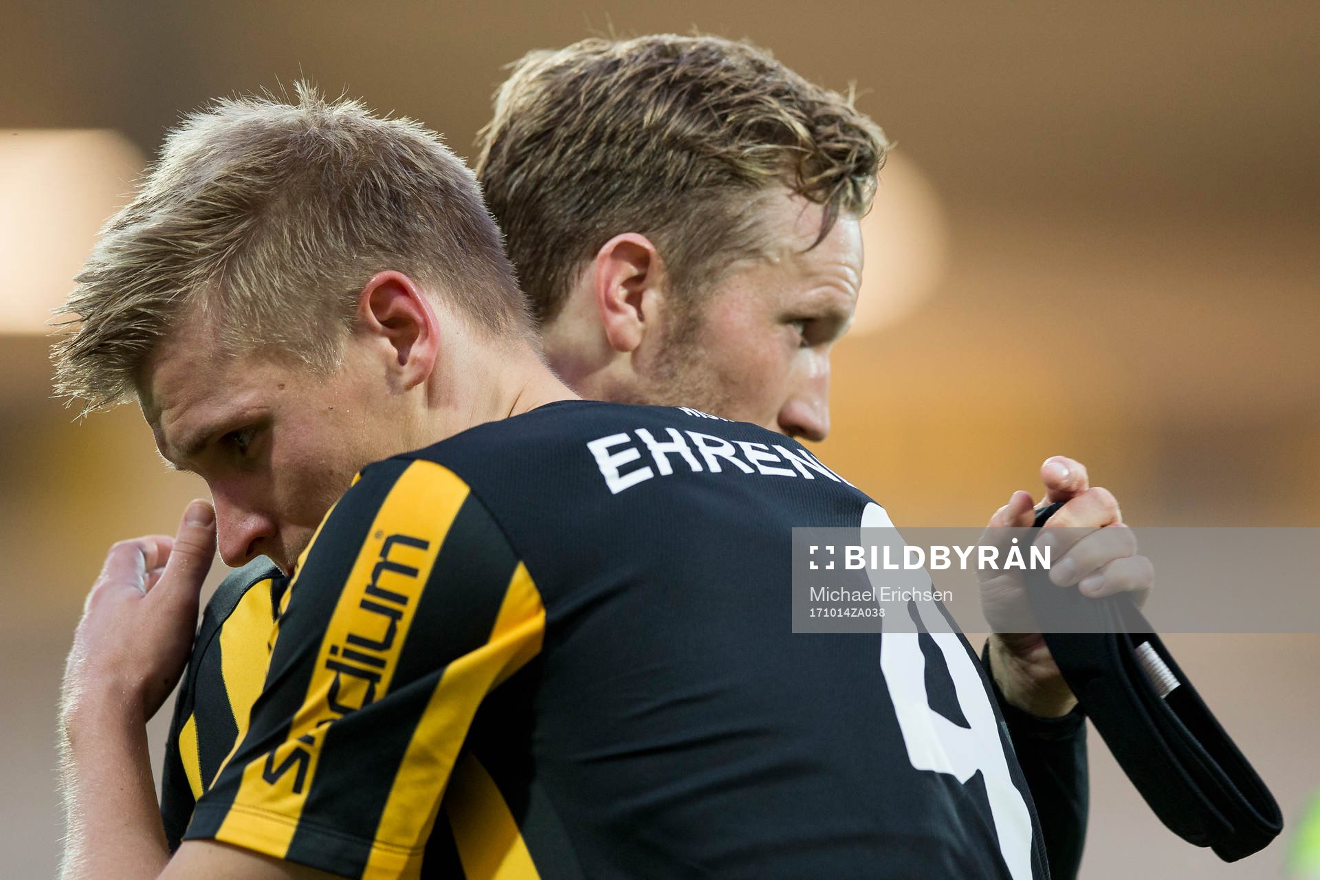 Häckens Rasmus Lindgren och Juhani Ojala kramar om varandra