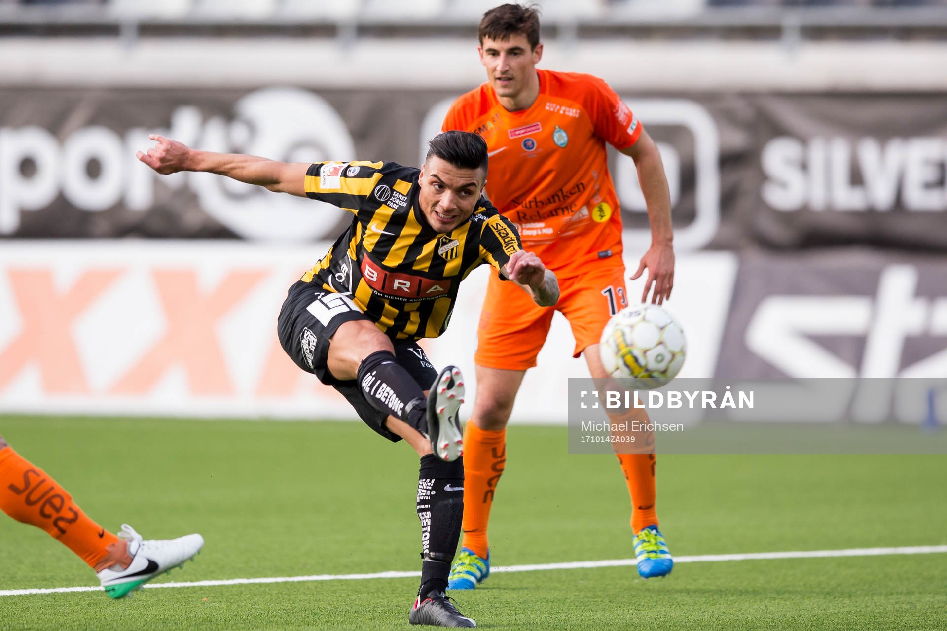 Häckens Ahmed Yasin skjuter ett skott