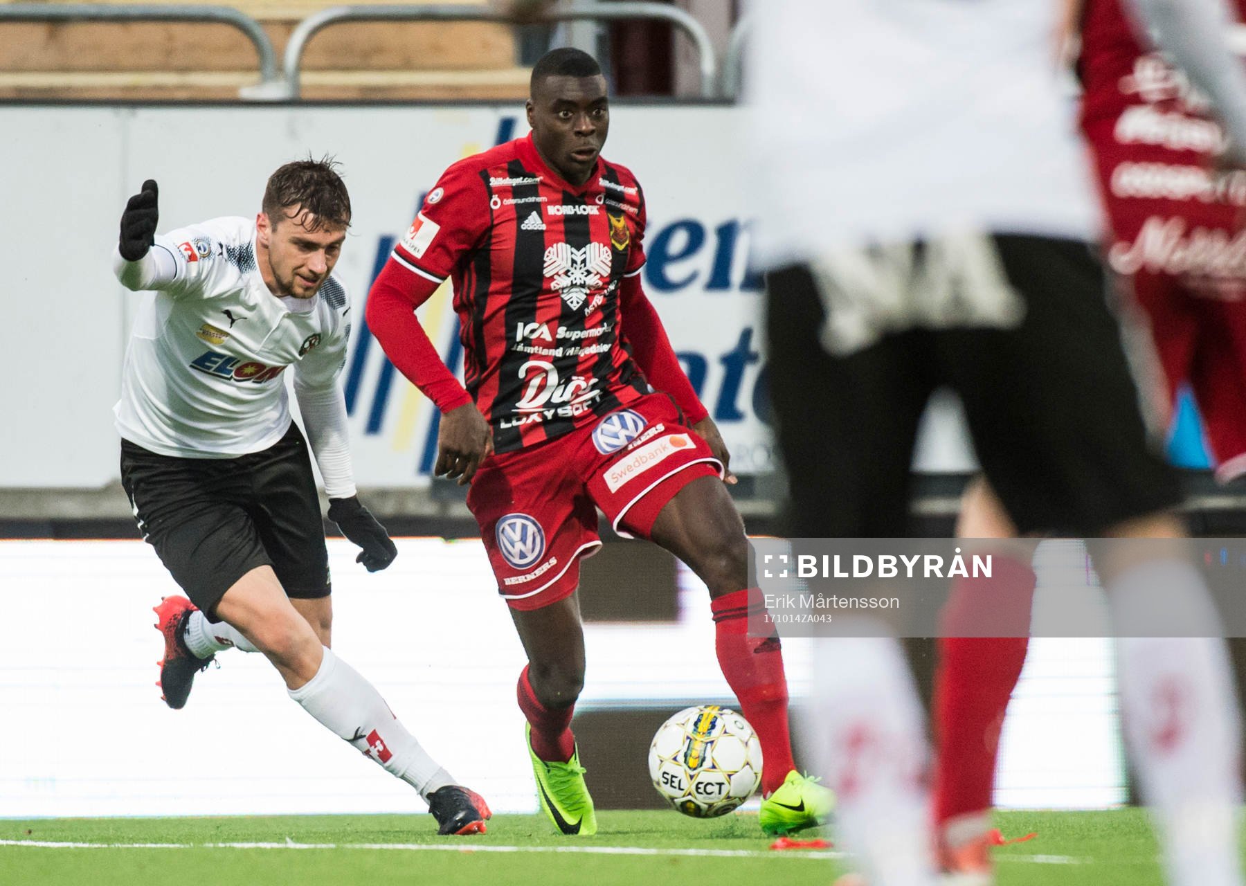 Örebros Brendan Hines-Ike och Östersunds Ken Sema i kamp