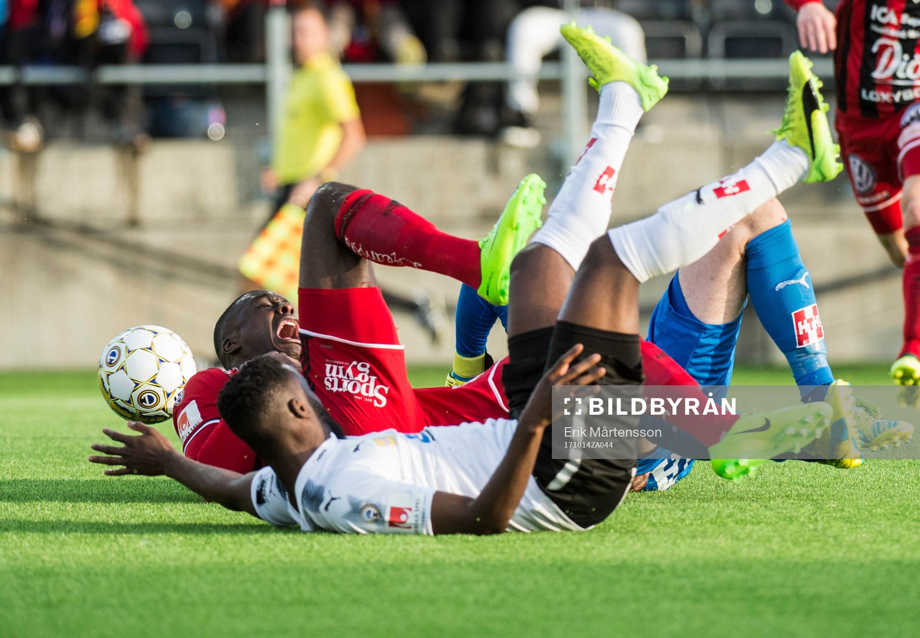 Östersunds Ken Sema grinar illa