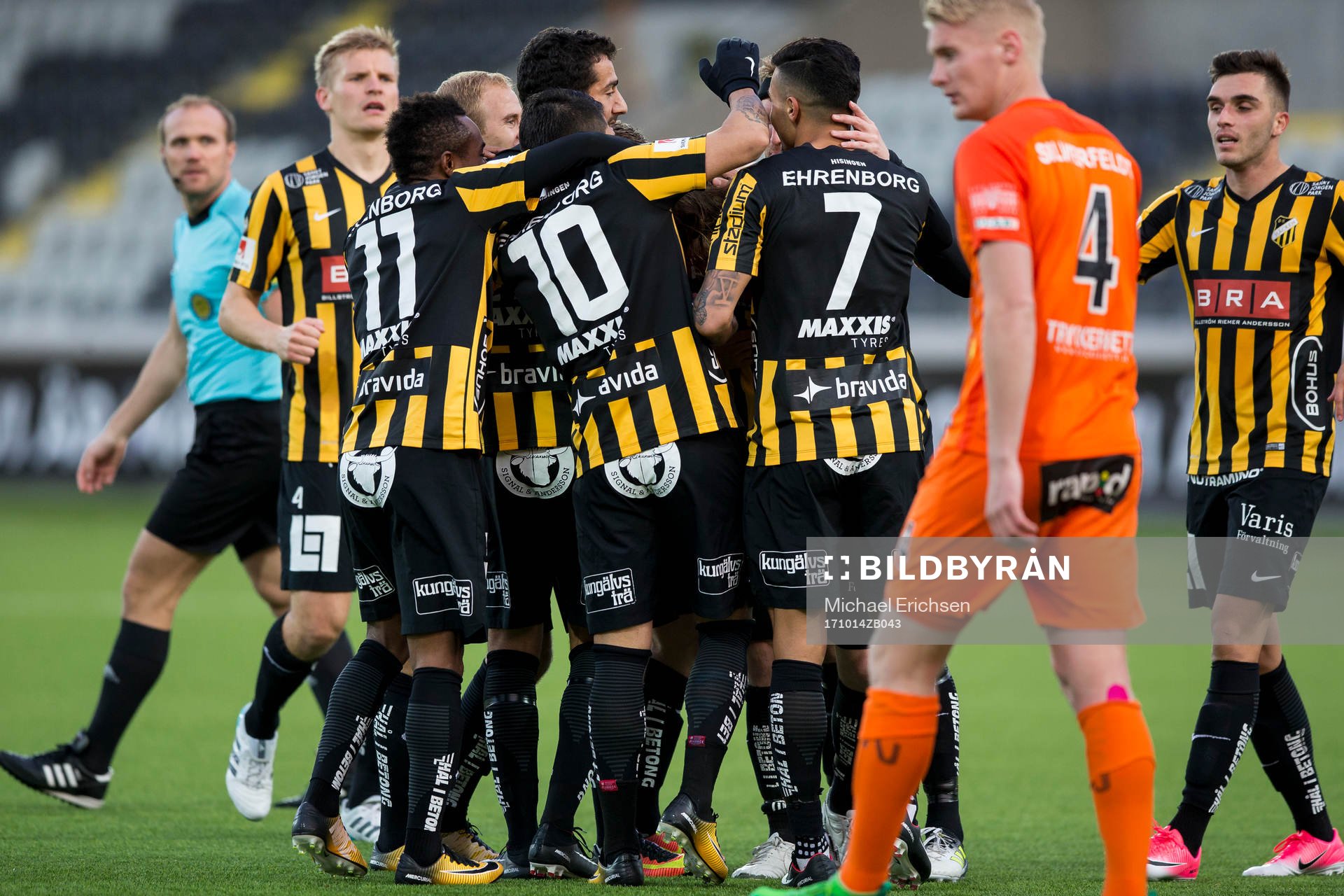 Häckens Erik Friberg jublar och omfamnas efter 2-0 under fotbollsmatchen i allsvenskan mellan Häcken och AFC Eskilstuna den 14 oktober 2017 i Göteborg.