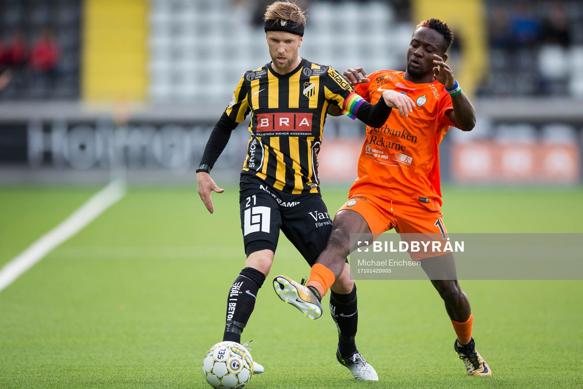 Häckens Rasmus Lindgren och AFC Eskilstunas Mohamed Buya