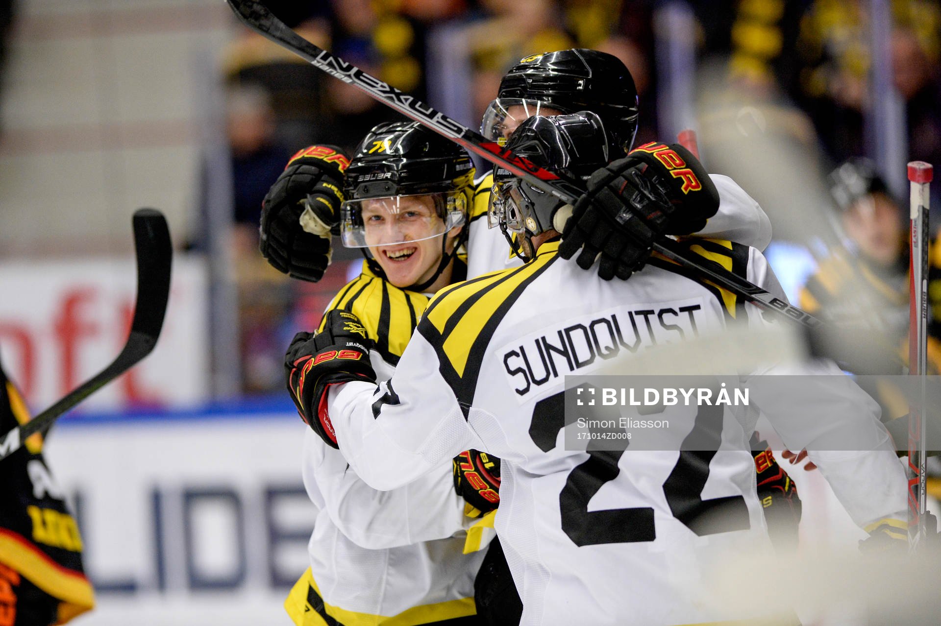 Brynäs Lucas Carlsson jublar med lagkamrater