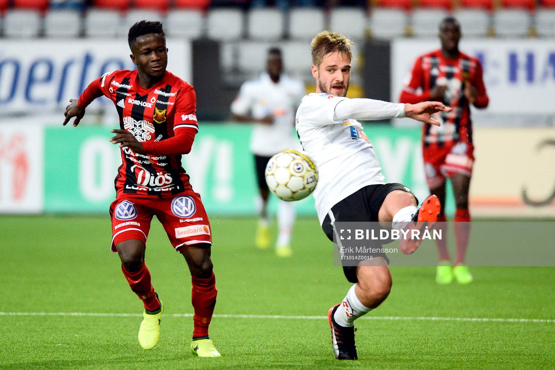 Östersunds Frank Arhin och Örebros Martin Lorentzson under fotbollsmatchen i Allsvenskan mellan Östersund och Örebro den 14 oktober 2017 i Östersund.
