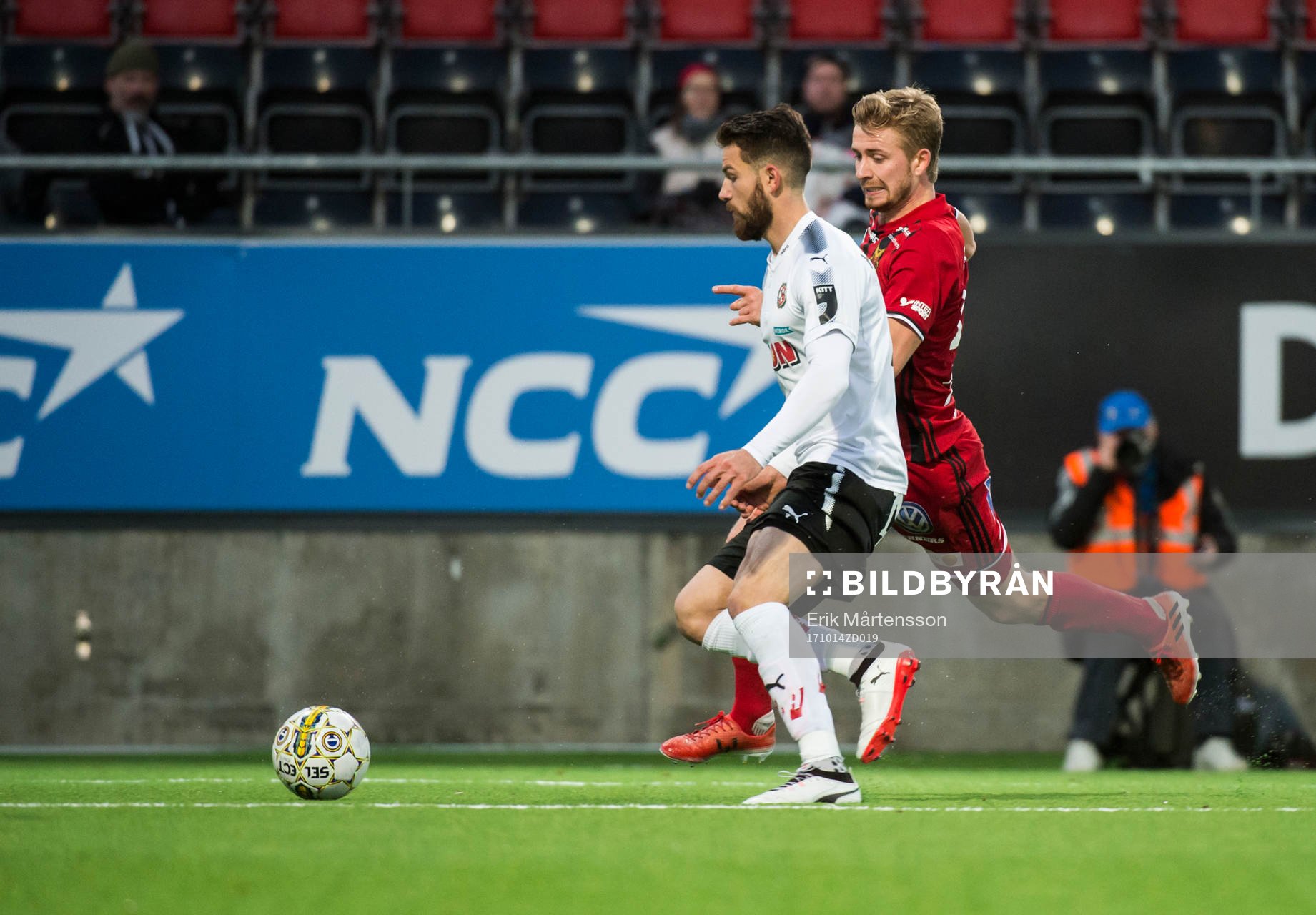 Örebros Brendan Hines-Ike och Östersunds Johan Bertilsson