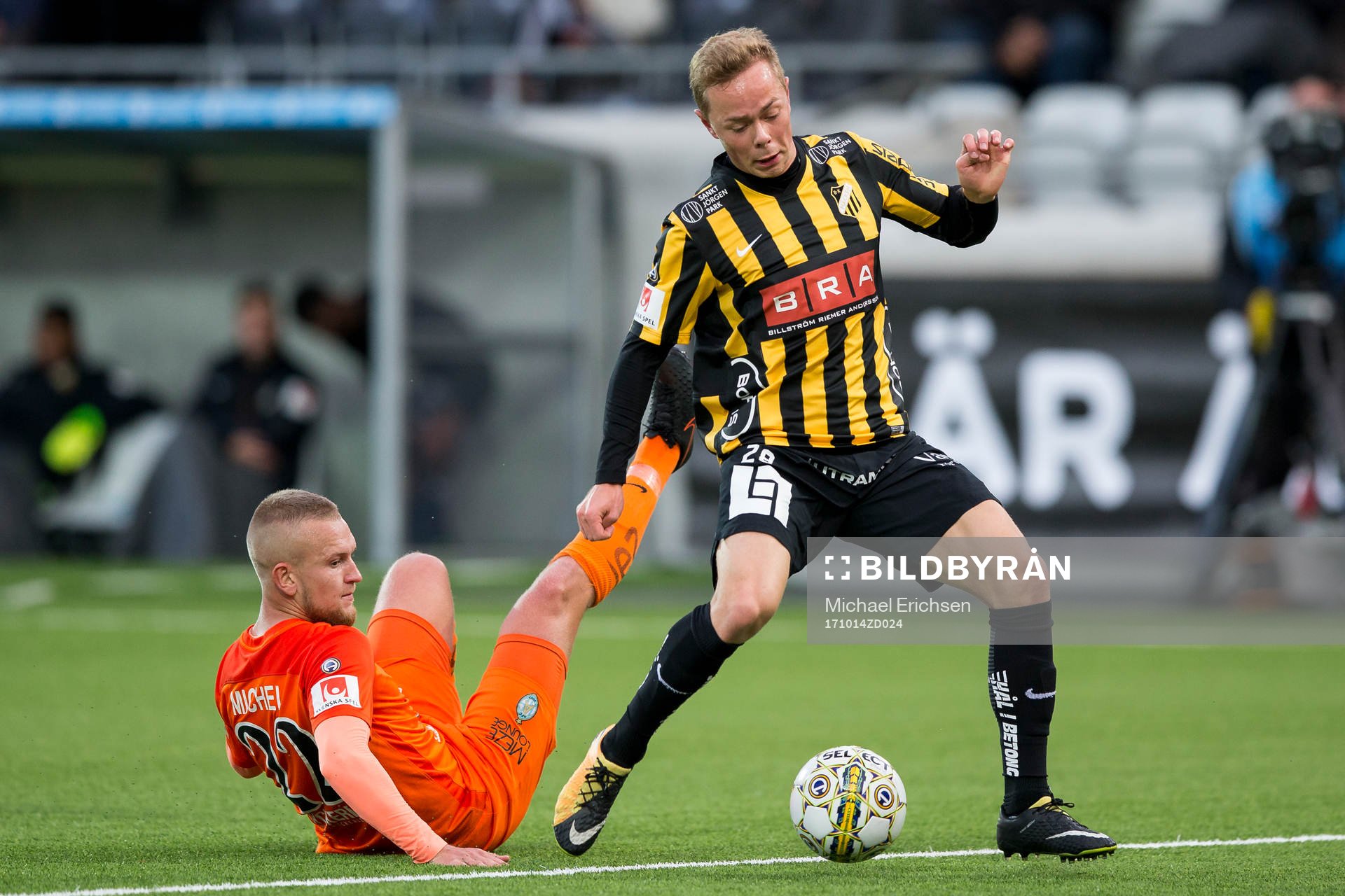 AFC Eskilstunas Alexander Michel försöker tackla Häckens