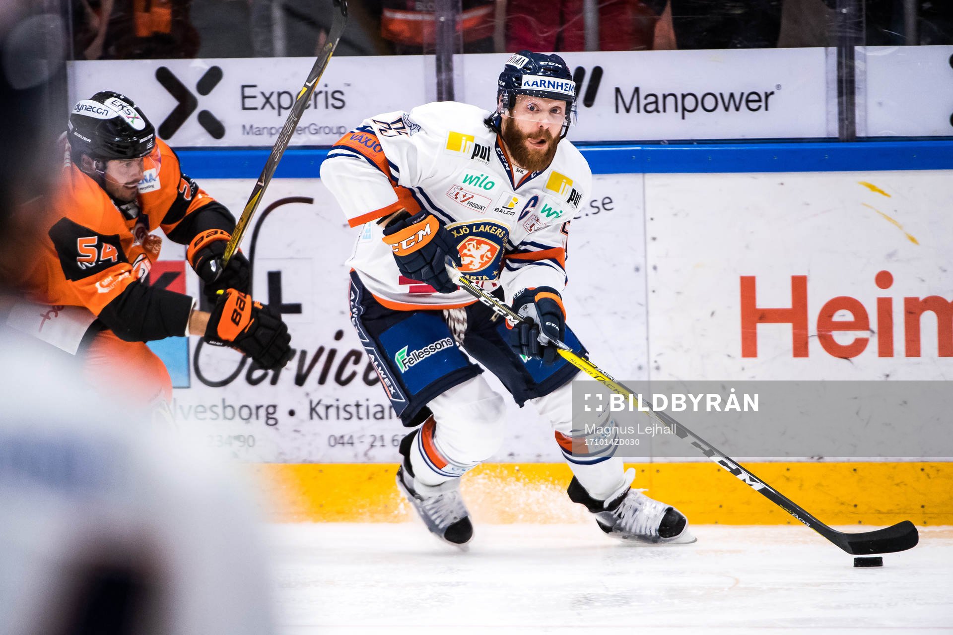 Karlskronas Alexander Deilert  jagar Växjös Liam Reddox