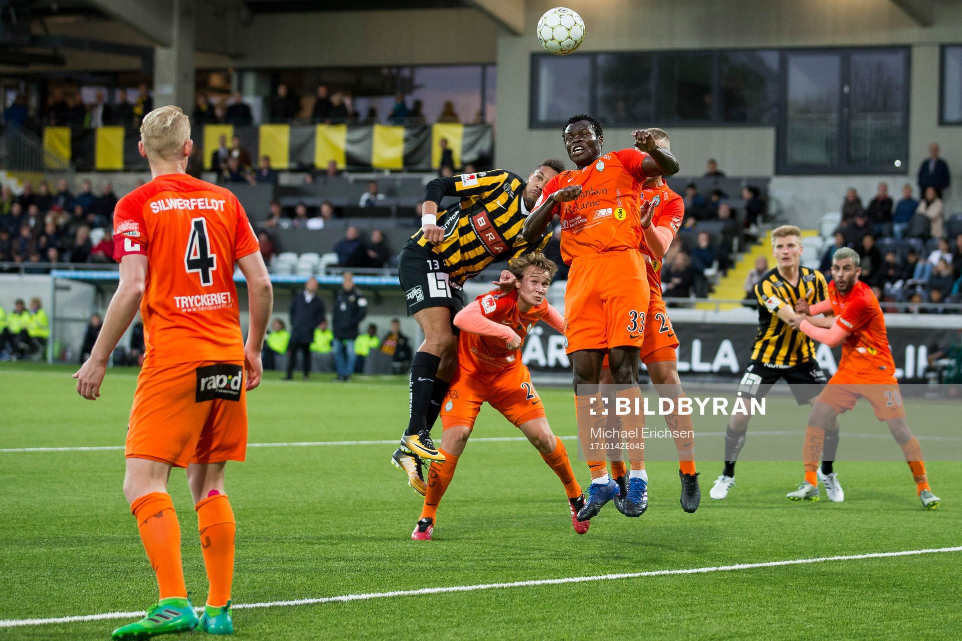 Häckens Mathias Ranégie mot AFC Eskilstunas Taye Taiwo
