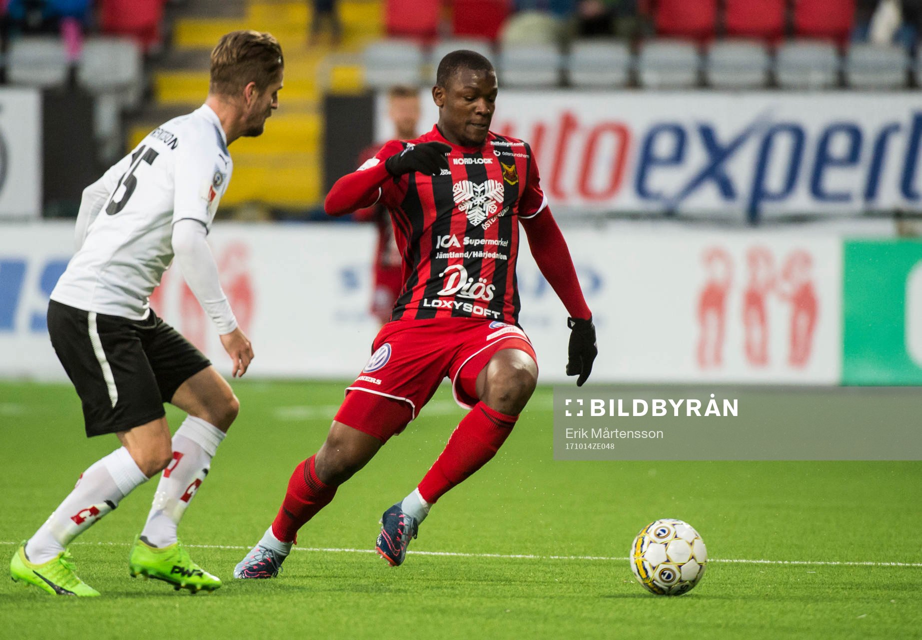 Örebros Martin Lorentzson och Östersunds Ken Sema i kamp