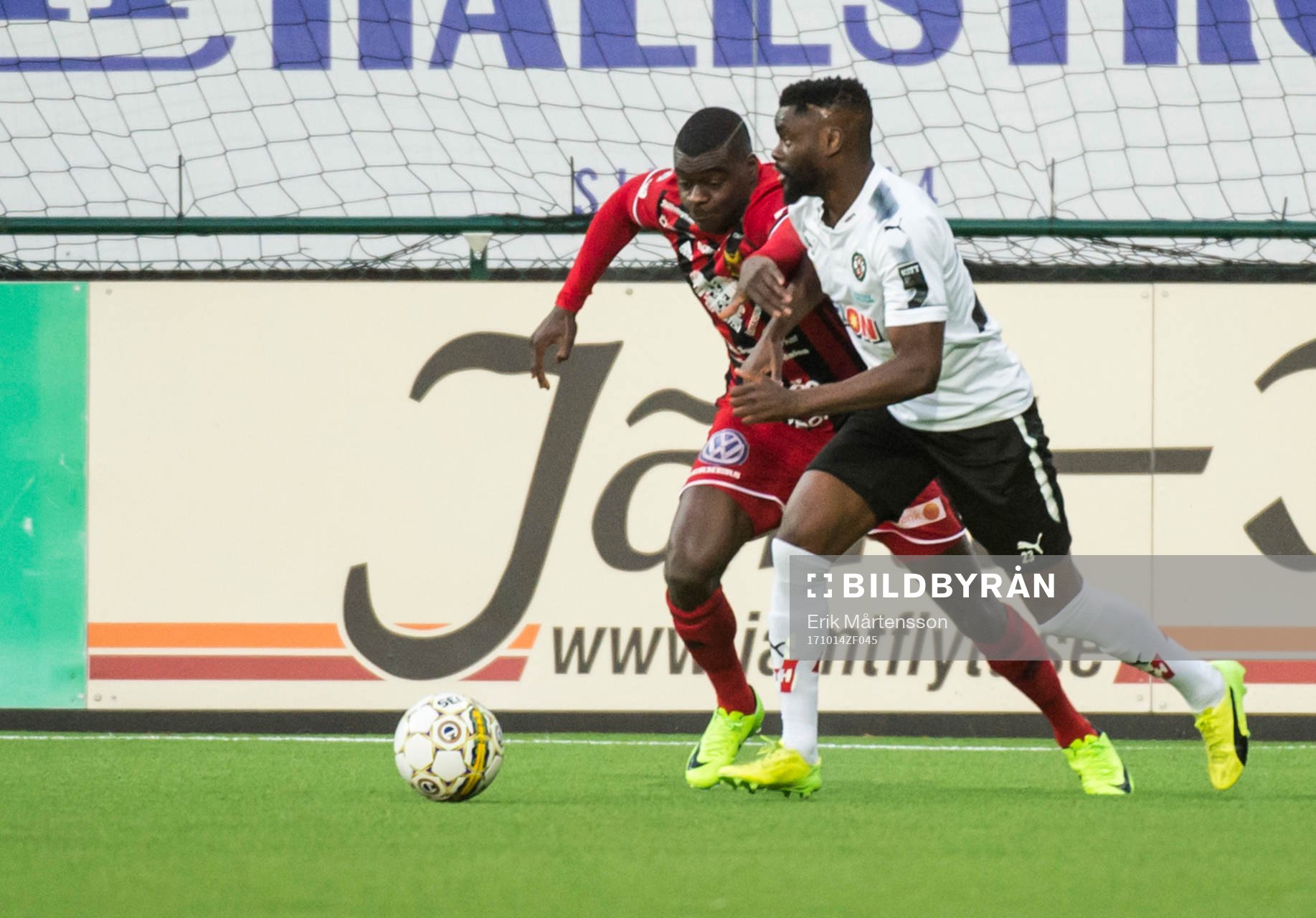 Östersunds Ken Sema och Östersunds Maic Sema i kamp om
