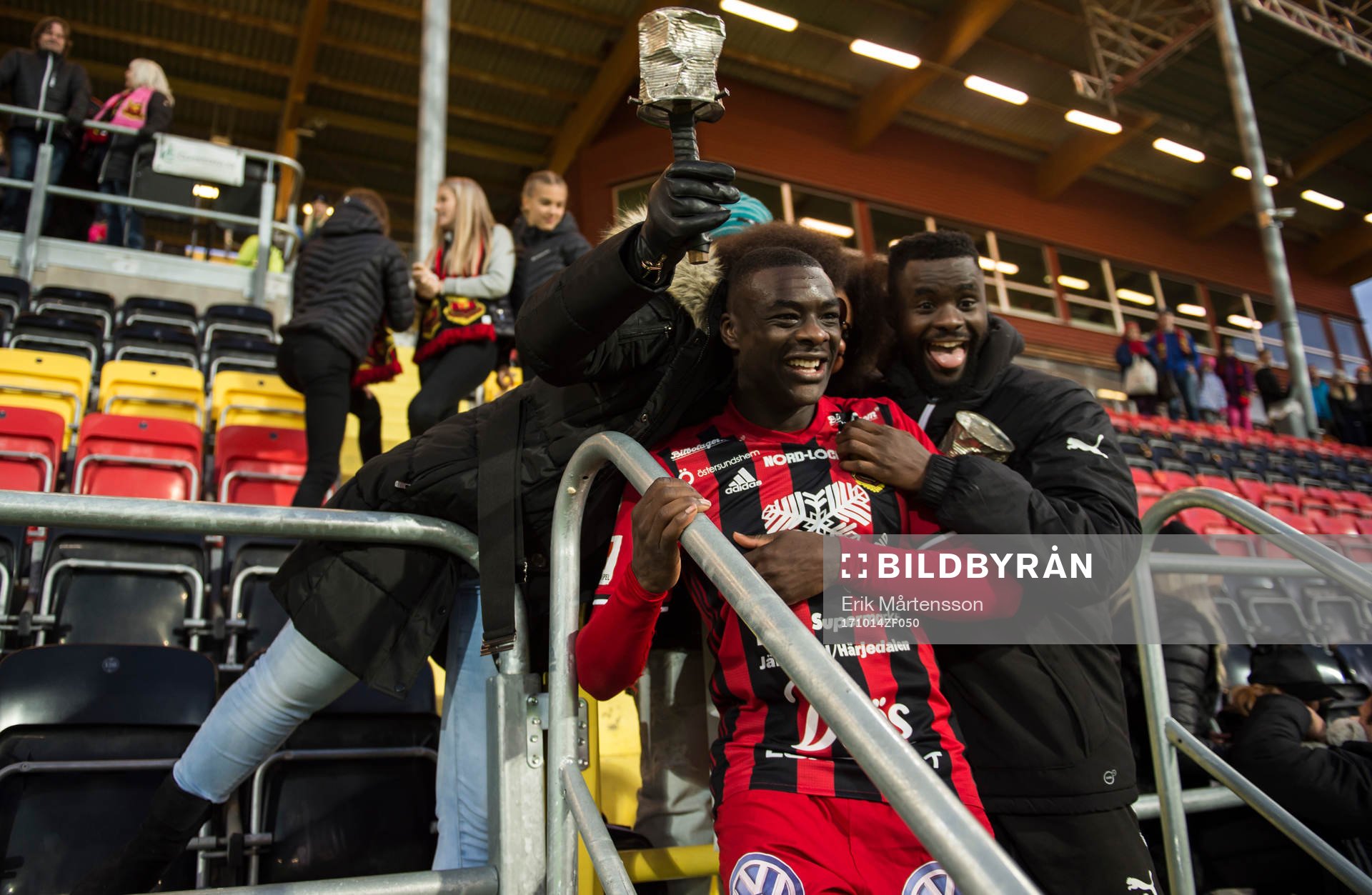 Östersunds Ken Sema och Örebros Maic Sema firar med