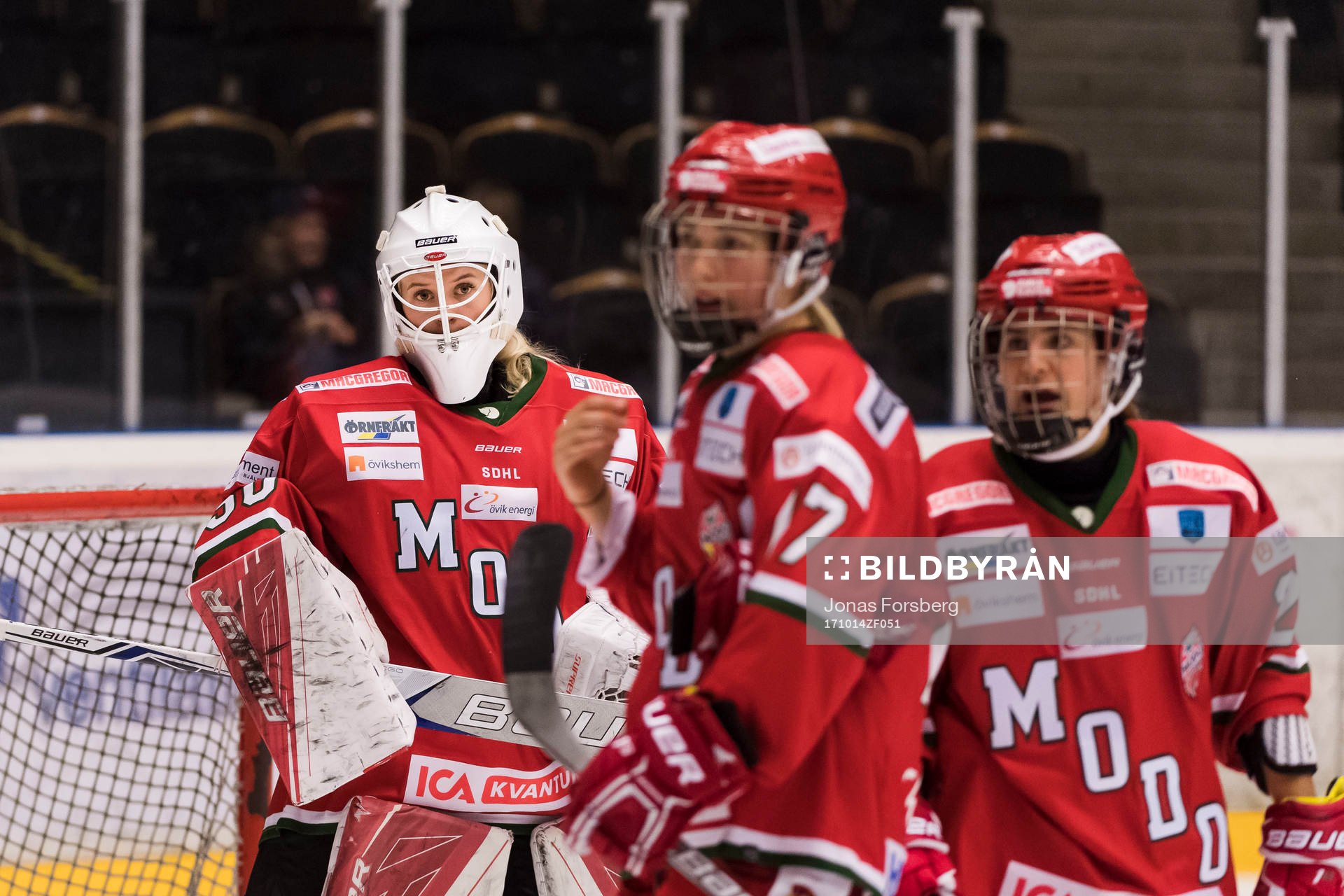 Modos målvakt Emma Söderberg och Erika Grahm